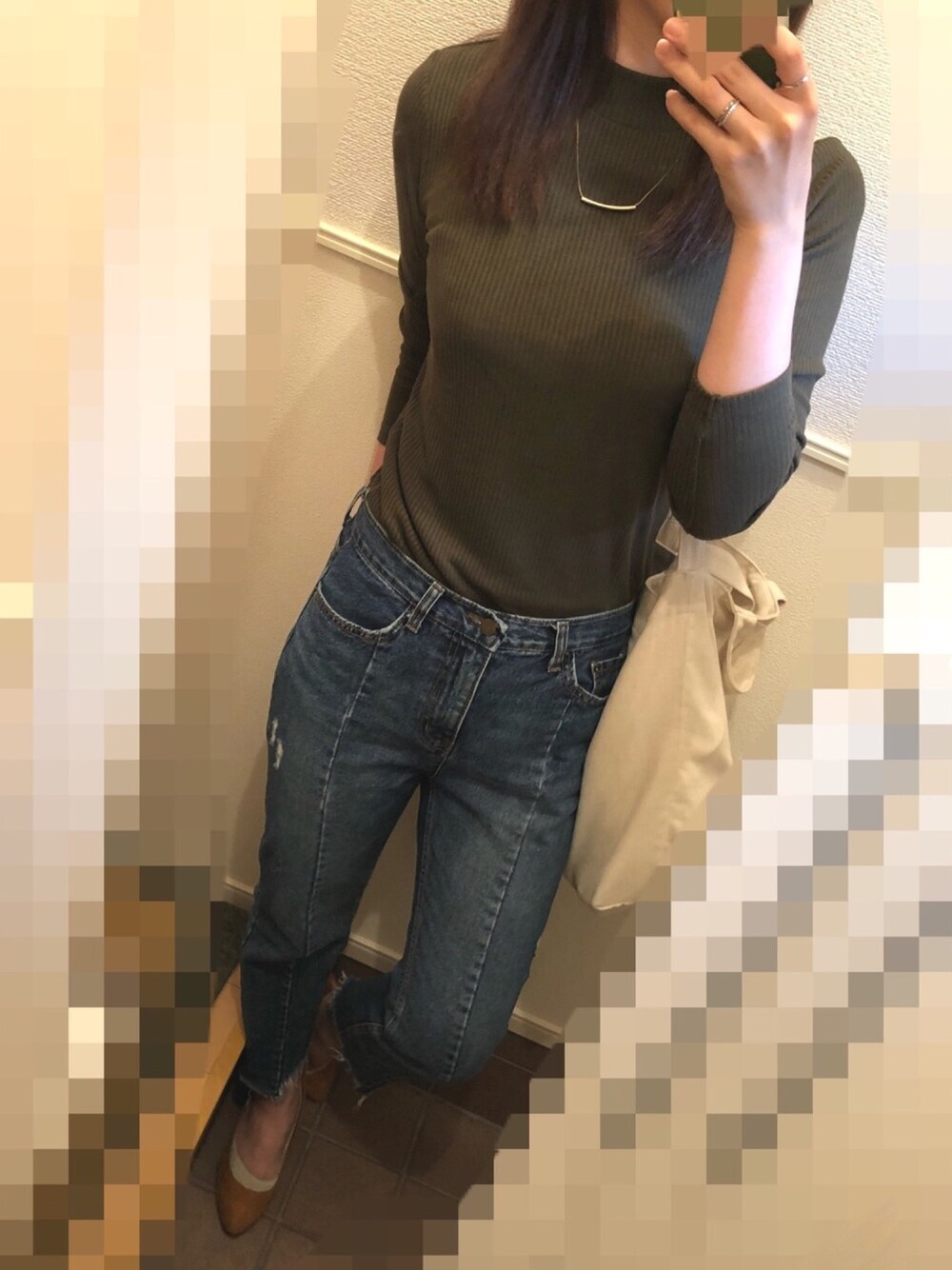 ブルー系のデニムパンツ、ブラウン系のパンプス、グリーン系のTシャツ/カットソーを着用したレディースの秋コーディネートの1枚目の写真