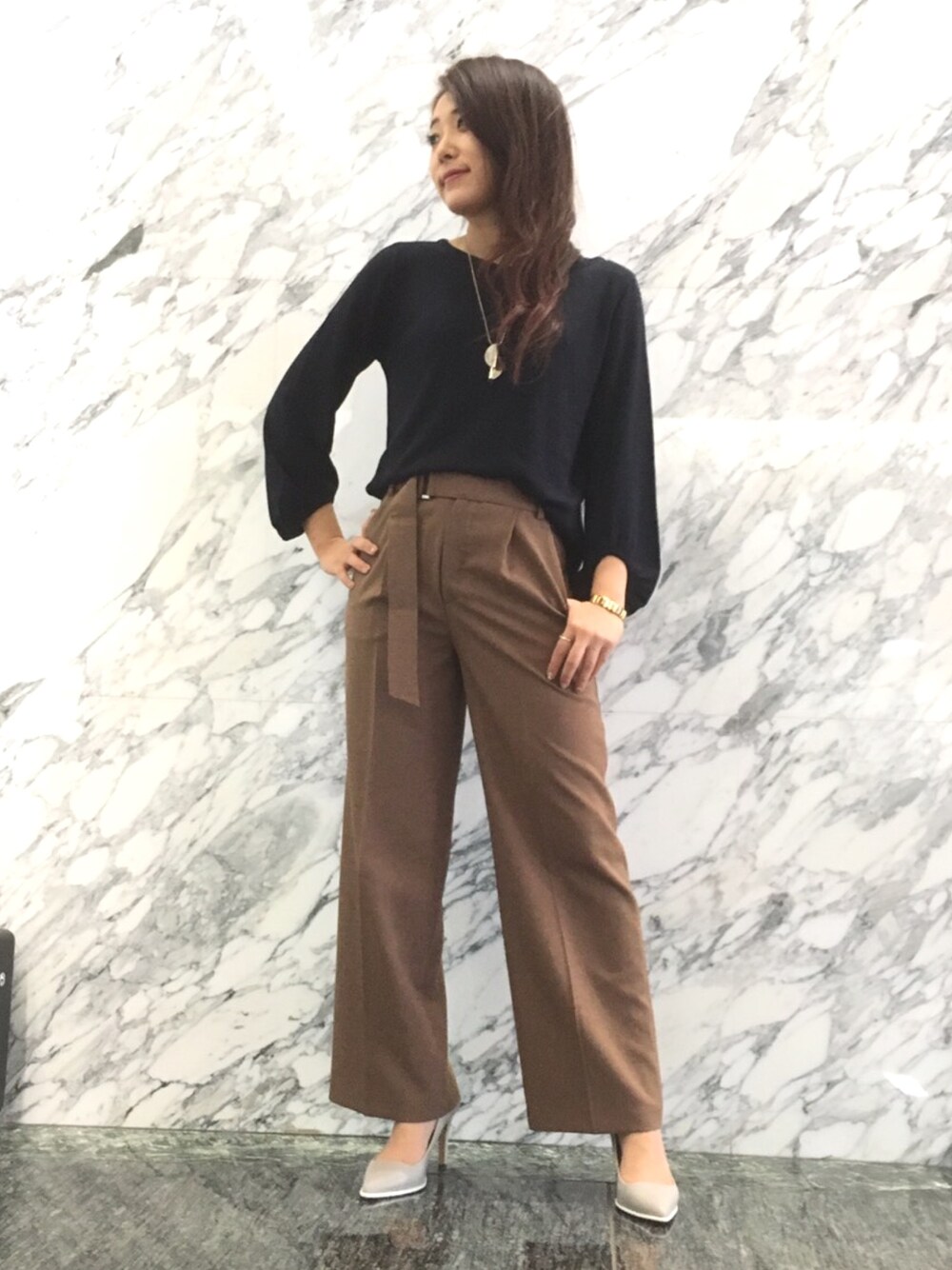 「22OCTOBRE、22オクトーブル、ボリューム袖、ワイドパンツ、ネイビーコーデ、ブラウンコーデ、春コーデ、オトナ女子、きれいめカジュアル、オトナカジュアル」｜「22 OCTOBREのボリュームスリーブニット（ニット/セーター、ブルー系）」を使った、22 OCTOBRE Staffさん（レディース・162cm）の冬コーディネートの1枚目の写真