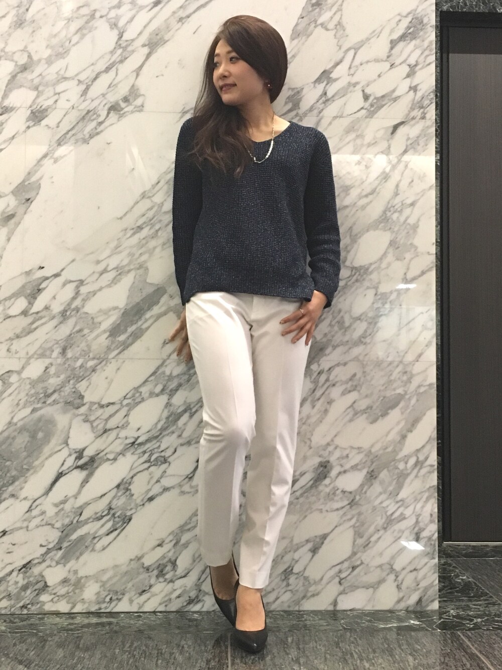 ブルー系のニット/セーター、ホワイト系のその他パンツを着用したレディースの冬コーディネートの1枚目の写真