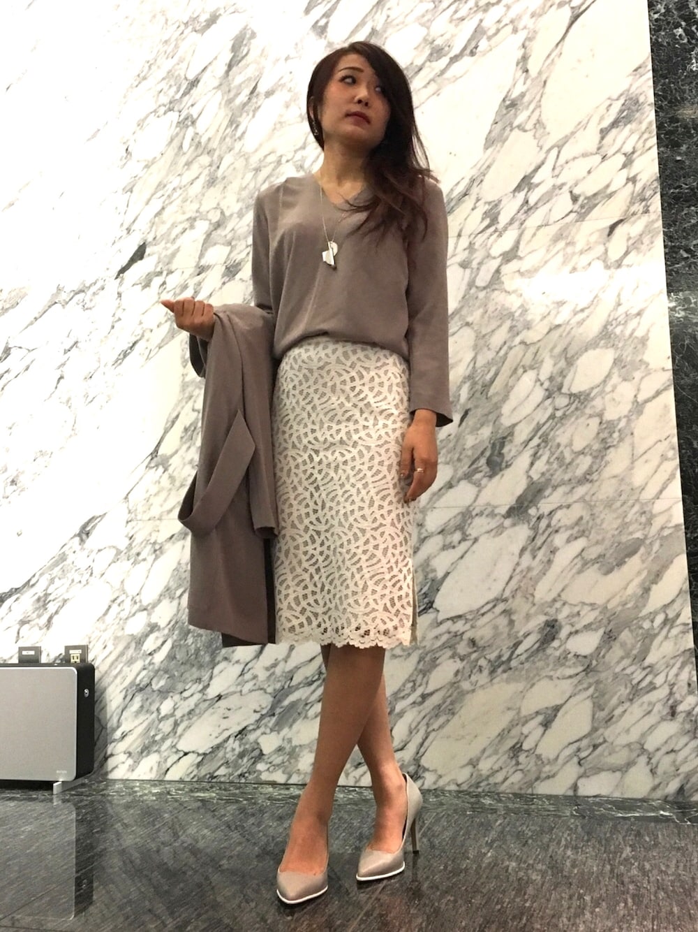「22OCTOBRE、22オクトーブル、レーススカート、オトナ女子、大人コーデ、大人カジュアル、セレモニー、きれいめコーディネート、お食事会、春コーデ」｜「22 OCTOBREのバランスネックレス（ネックレス、ゴールド系）」を使った、22 OCTOBRE Staffさん（レディース・162cm）の冬コーディネートの1枚目の写真
