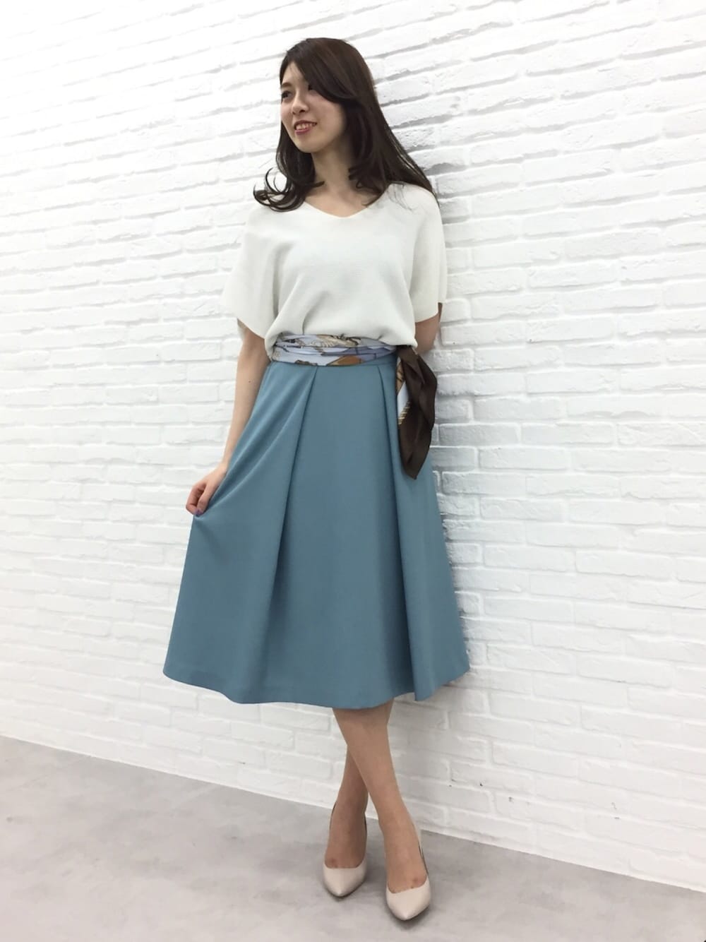 「22OCTOBRE、22オクトーブル、大人ガーリー、ママコーデ、お出かけコーデ、休日スタイル、スカーフアレンジ、フレアースカート、キレイめ、春色」｜「22 OCTOBREの◆タックフレアスカート（スカート、グリーン系）」を使った、22 OCTOBRE Staffさん（レディース・167cm）の春コーディネートの1枚目の写真