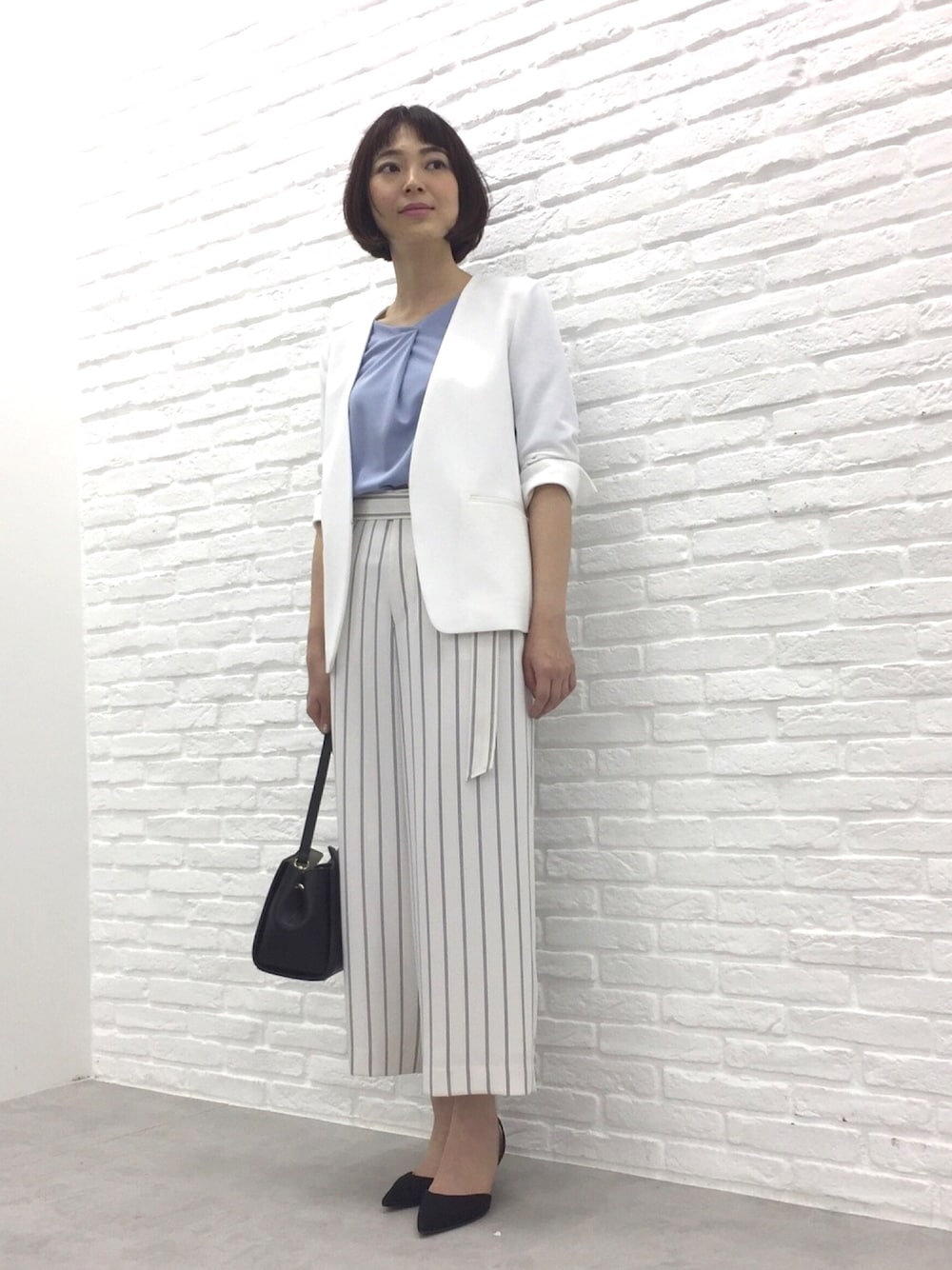 「22OCTOBRE、22オクトーブル、ワイドパンツ、ストライプパンツ、ママコーデ、きれいめコーディネート、ジャケット、ホワイトジャケット、通勤コーデ」｜「22 OCTOBREの◆麻調ジャージージャケット（ノーカラージャケット、ホワイト系）」を使った、22 OCTOBRE Staffさん（レディース・158cm）の夏コーディネートの1枚目の写真