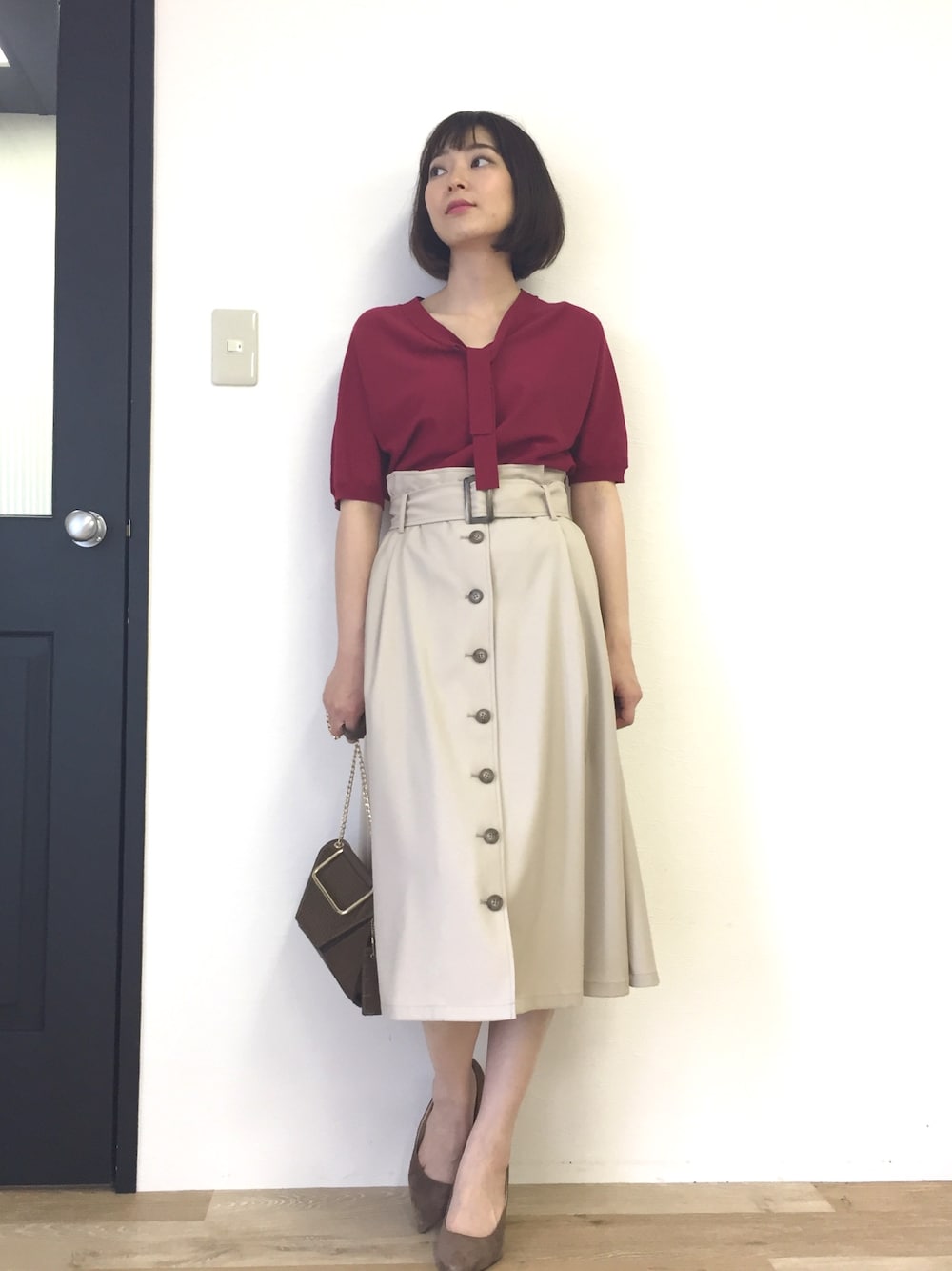 「22OCTOBRE、22オクトーブル、フレアスカート、トレンチスカート、ボウタイ、大人コーデ、オトナ女子、ママファッション、休日スタイル」｜「22 OCTOBREの◆ボウタイニット（ニット/セーター、レッド系）」を使った、22 OCTOBRE Staffさん（レディース・158cm）の夏コーディネートの1枚目の写真