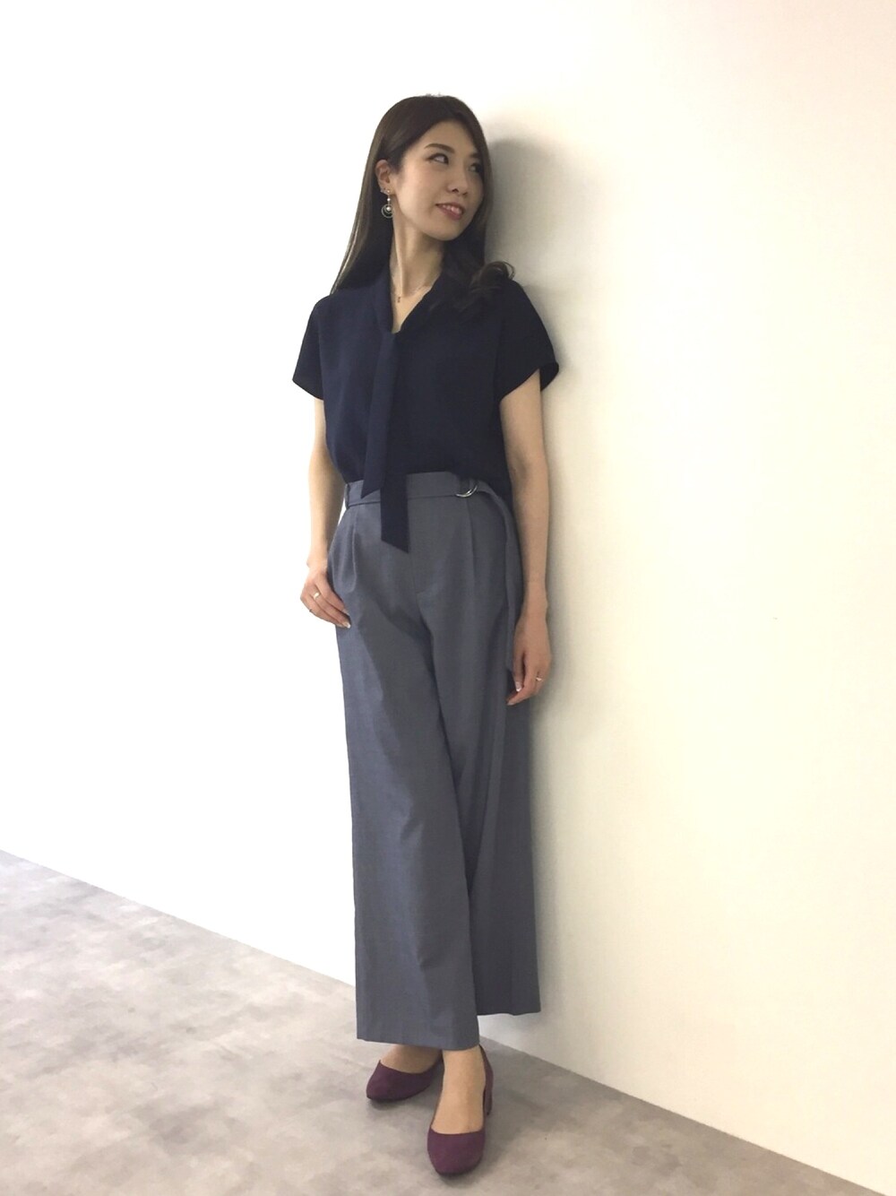 「22OCTOBRE、22オクトーブル、デニムパンツ、ワイドパンツ、きれいめカジュアル、ボウタイブラウス、大人カジュアル、オトナ女子、ワントーンコーデ、オフィスカジュアル」｜「22 OCTOBREのボウタイブラウス（シャツ/ブラウス、ブルー系）」を使った、22 OCTOBRE Staffさん（レディース・167cm）の夏コーディネートの1枚目の写真