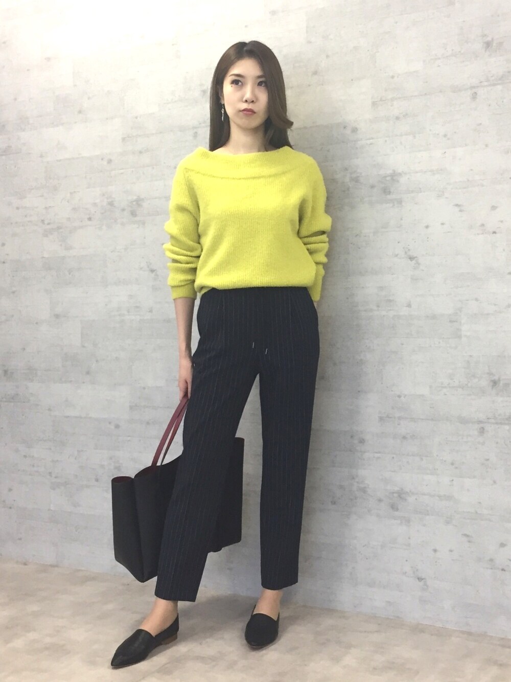 「22OCTOBRE、22オクトーブル、イエローニット、ドロストパンツ、ストライプパンツ、通勤コーデ、きれいめカジュアル、オフィスカジュアル、オトナカジュアル」｜「22 OCTOBREのオフタートルニット（ニット/セーター、ブルー系）」を使った、22 OCTOBRE Staffさん（レディース・167cm）の秋コーディネートの1枚目の写真