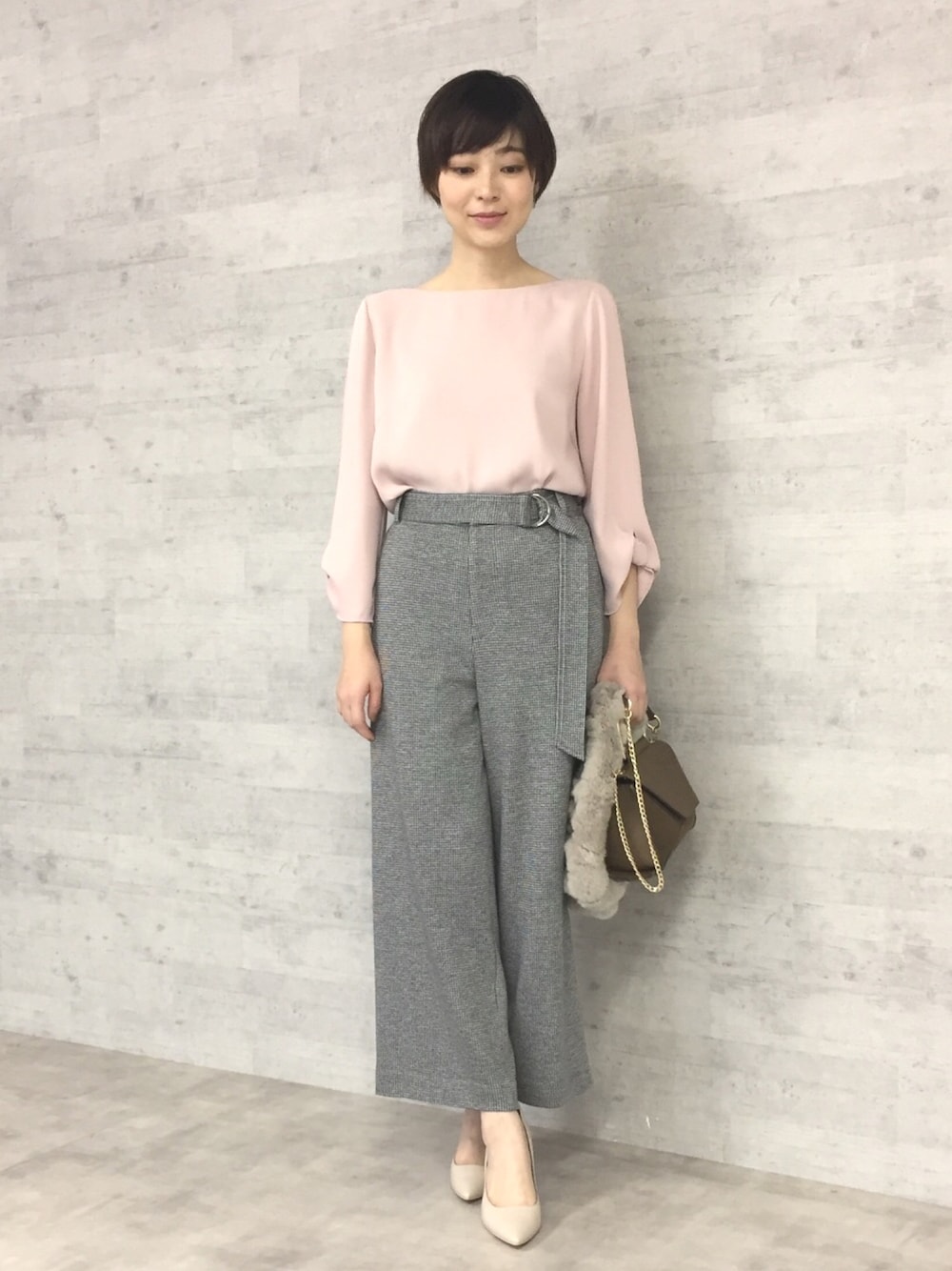 「22OCTOBRE、22オクトーブル、きれいめコーディネート、ペールトーン、大人女子、千鳥柄パンツ、大人コーデ、通勤コーデ、袖コンシャス」｜「22 OCTOBREの変形スリーブブラウス（シャツ/ブラウス、ピンク系）」を使った、22 OCTOBRE Staffさん（レディース・158cm）の冬コーディネートの1枚目の写真