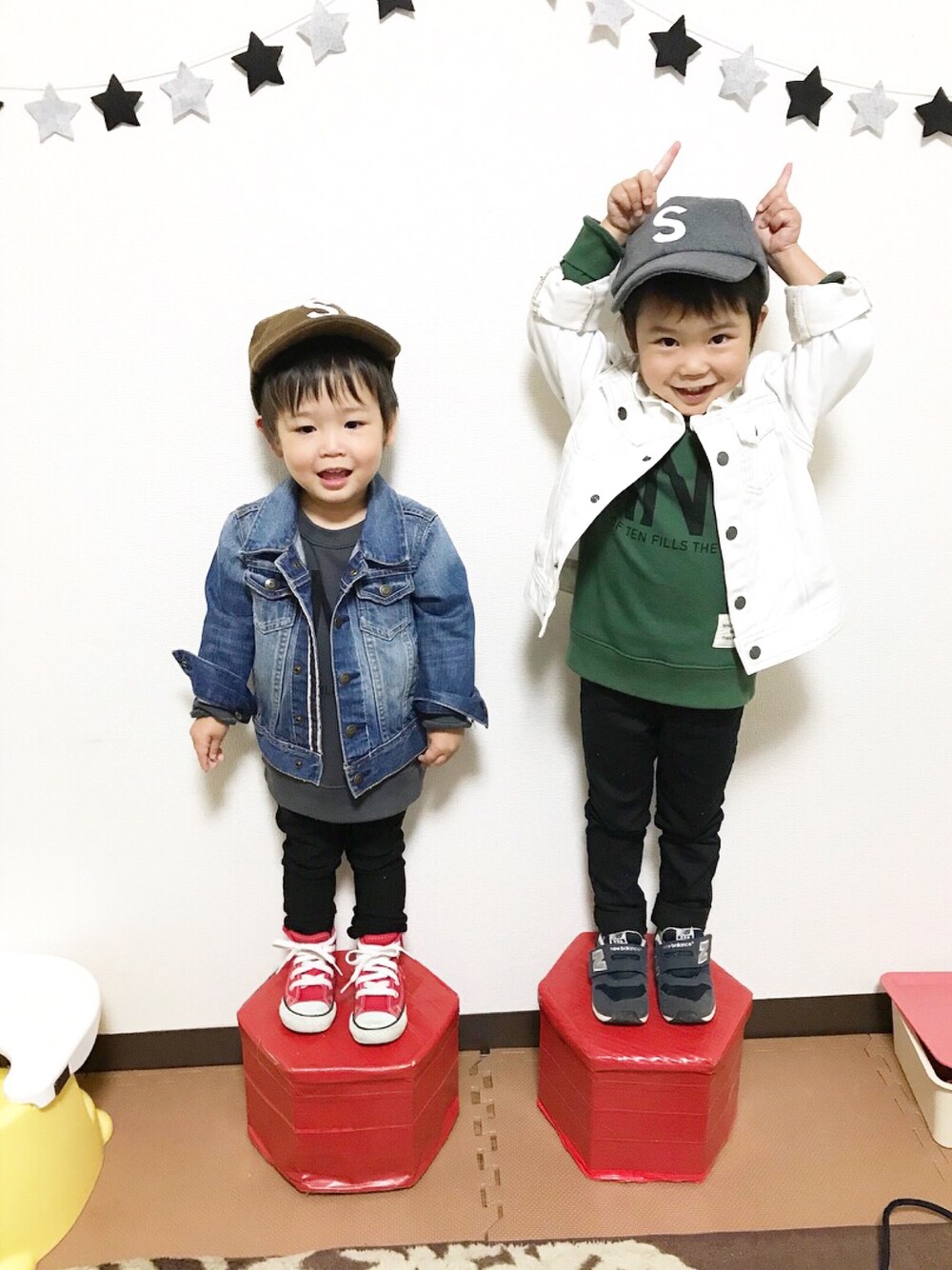 「wearhalloween2017、男の子、Gジャン、イニシャルキャップ、パンツスタイル、3歳、2歳、兄弟コーディネート、リンクコーデ、プチプラ」｜「DAISOのアイテム（キャップ、グレー系）」を使った、⁑⋆﻿RYU♡KAN⋆﻿⁑さん（キッズ・100cm）の秋コーディネートの1枚目の写真