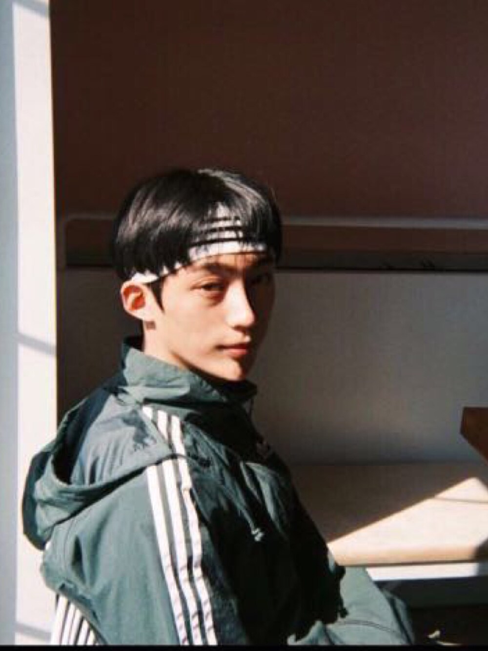 「カジュアルコーデ」｜「adidasのアイテム（スタジャン、グリーン系）」を使った、小龍王miさん（メンズ・182cm）の秋コーディネートの1枚目の写真
