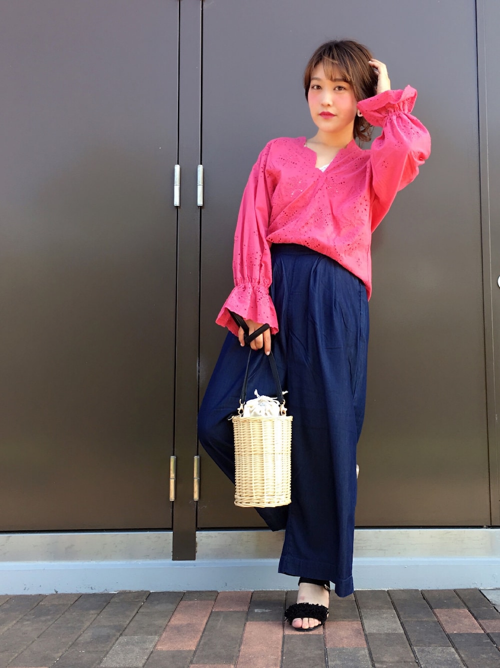 「スカラップ、刺繍ブラウス、ブラウス、デニム、ワイドパンツ、カゴバック、サンダル、春夏コーデ」｜「Green　Parksの・スカラップ刺繍キャンディスリーブブラウス（シャツ/ブラウス、ピンク系）」を使った、Ayaka◡̈︎*︎♚︎さん（レディース・153cm）の春コーディネートの1枚目の写真