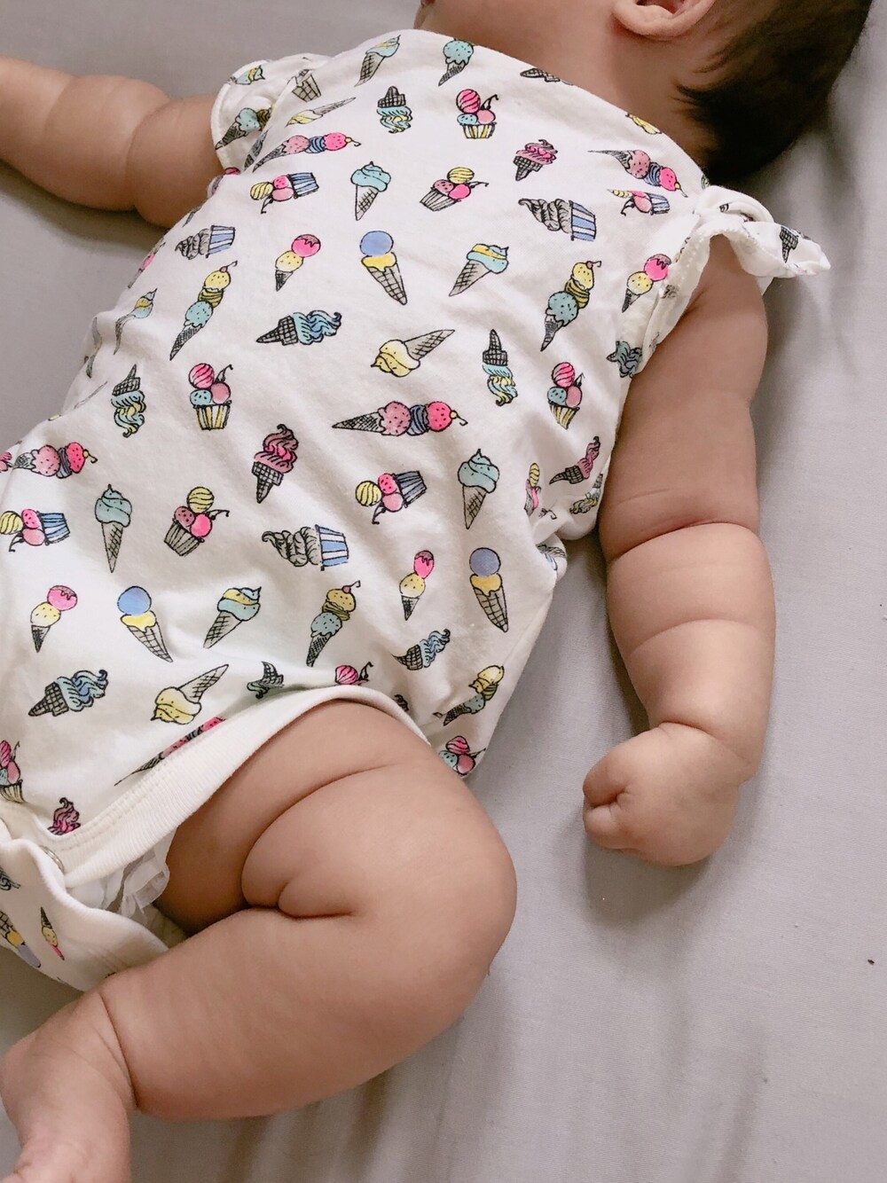 「GAPbaby、GAP、女の子コーデ、女の子ベビー、ベビーコーデ、赤ちゃんコーデ、アイスクリーム、ロンパース」｜「babyGAPのアイテム（ロンパース、その他）」を使った、ひなちゃんさん（レディース・162cm）の冬コーディネートの1枚目の写真