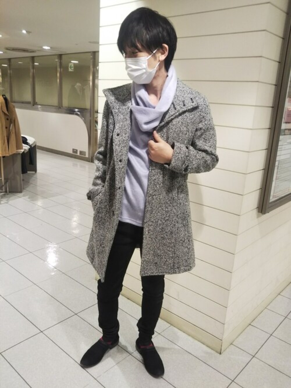 グレー系のステンカラーコート、パープル系のTシャツ/カットソー、ブラック系のドレスシューズを着用したメンズの秋コーディネートの1枚目の写真