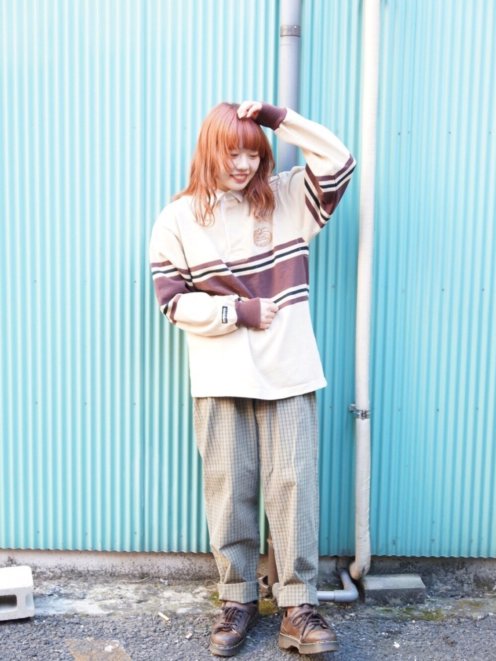 ブラウン系のブーティ、ブラウン系のポロシャツを着用したレディースの冬コーディネートの1枚目の写真