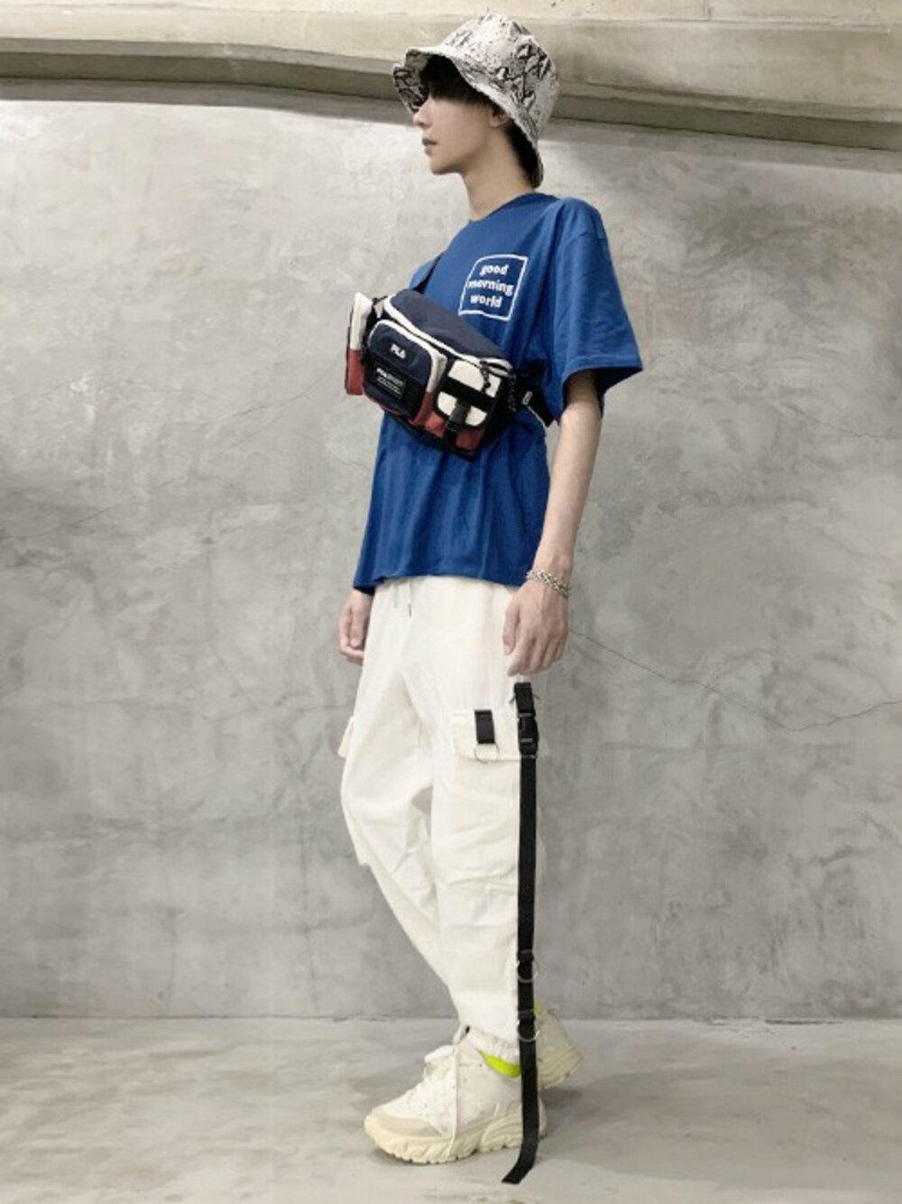 「スニーカー、ビッグシルエット、スポーツミックス、リラックススタイル、プリントT、FILA、バケットハット、ボディバッグ、韓国ファッション、インスタやってます」｜「FLAG by ALEXIA STAMのインスタやってます（その他、その他）」を使った、しょーぺぇさん（メンズ・180cm）の夏コーディネートの1枚目の写真
