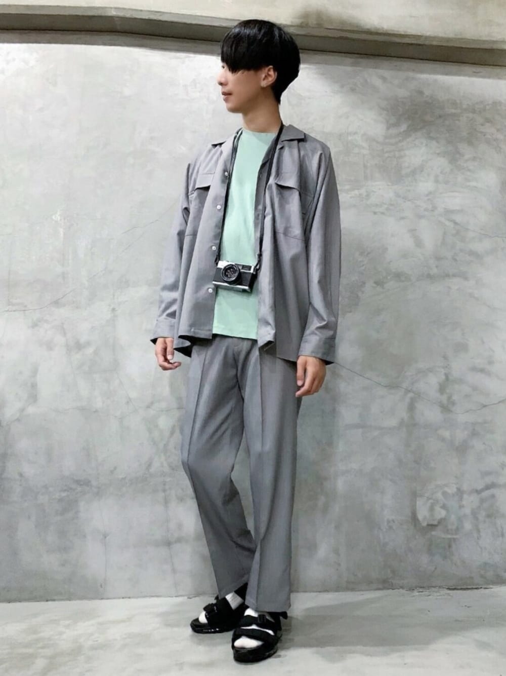 「セットアップ、サンダル、サンダルに靴下、韓国ファッション、くすみカラー、秋コーデ、秋服準備はじめました」｜「G.O.CのTRドルマンセットアップ CPOシャツジャケット & スラックスパンツ（テーラードジャケット、グレー系）」を使った、しょーぺぇさん（メンズ・180cm）の秋コーディネートの1枚目の写真