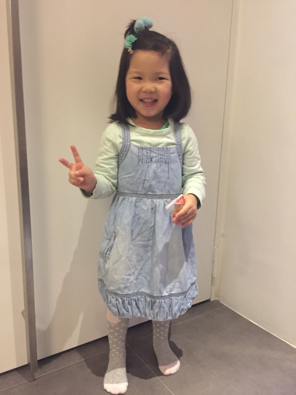 「3歳」｜「BENETTON (UNITED COLORS OF BENETTON)のアイテム（ドレス、ブルー系）」を使った、Zoeyさん（キッズ・100cm）の冬コーディネートの1枚目の写真