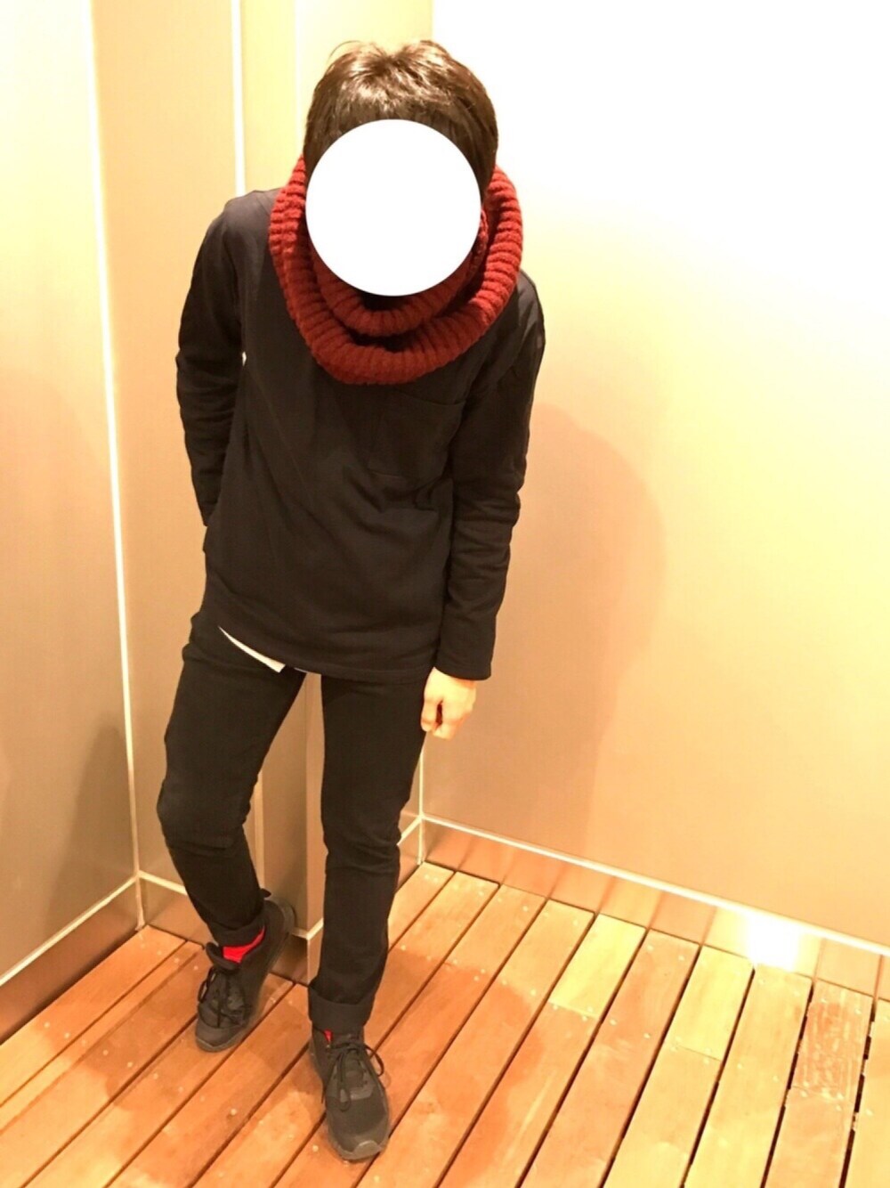 ブラック系のTシャツ/カットソー、グレー系のシャツ/ブラウス、ブラック系のデニムパンツを着用したメンズの冬コーディネートの1枚目の写真