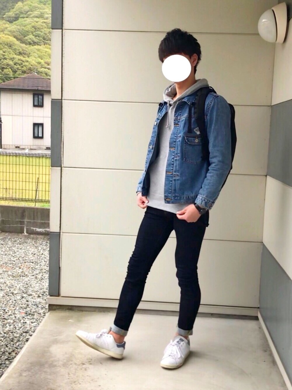 「おしゃれさんと繋がりたい、スニーカー、カジュアル、春コーデ、デニム、デニムジャケット、シンプル、パーカー、ootd、黒リュック」｜「ChampionのChampion HOODED オーバーサイズ プルオーバーパーカー（パーカー、グレー系）」を使った、まるすけさん（メンズ・180cm）の春コーディネートの1枚目の写真