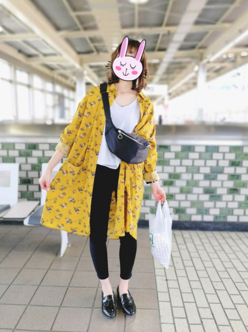 「オトナカジュアル、花柄、花柄シャツワンピース、黒スキニー、ウエストバッグ、休日スタイル、ウエストポーチ、シャツワンピ」｜「LBCの花柄プリントワンピース             （ワンピース、イエロー系）」を使った、SaKuRaさん（レディース・165cm）の春コーディネートの1枚目の写真