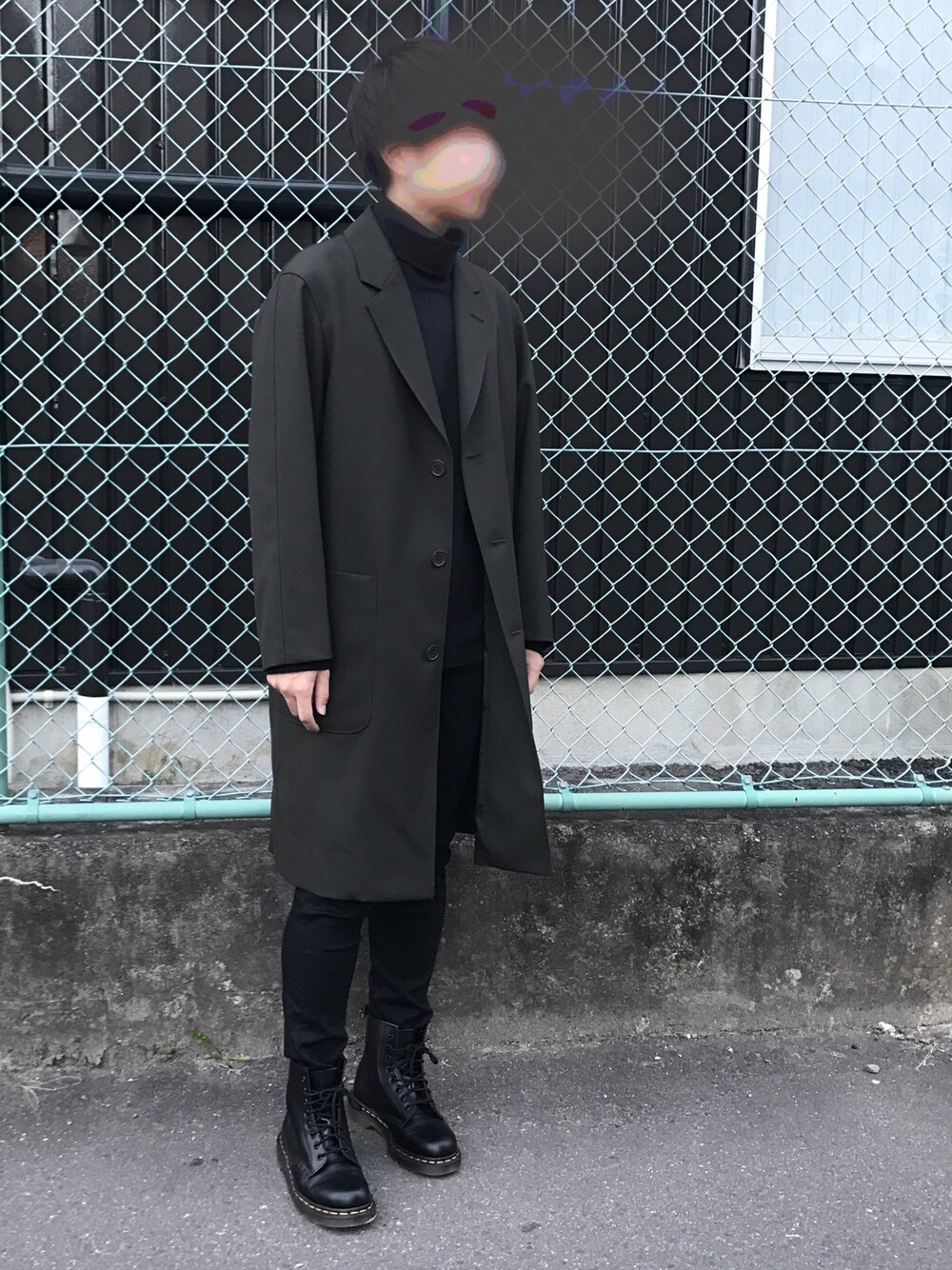 「秋コーデ、秋のコーデ、シンプルコーデ、チェスターコート、ユニクロ、黒スキニー、黒、Dr.Martens」｜「UNIQLOのアイテム（チェスターコート、グリーン系）」を使った、fumiya さん（メンズ・172cm）の秋コーディネートの1枚目の写真