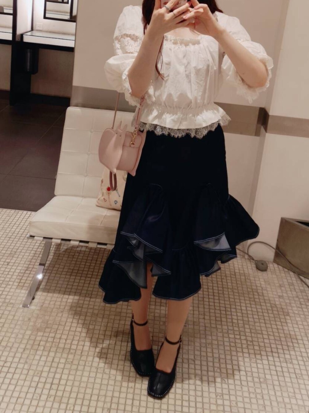 「LA BELLE ETUDEの【LA BELLE ETUDE】Vintage調パフ半袖ブラウス（Tシャツ/カットソー、ホワイト系）」を使った、駒子さん（レディース・160cm）の夏コーディネートの1枚目の写真