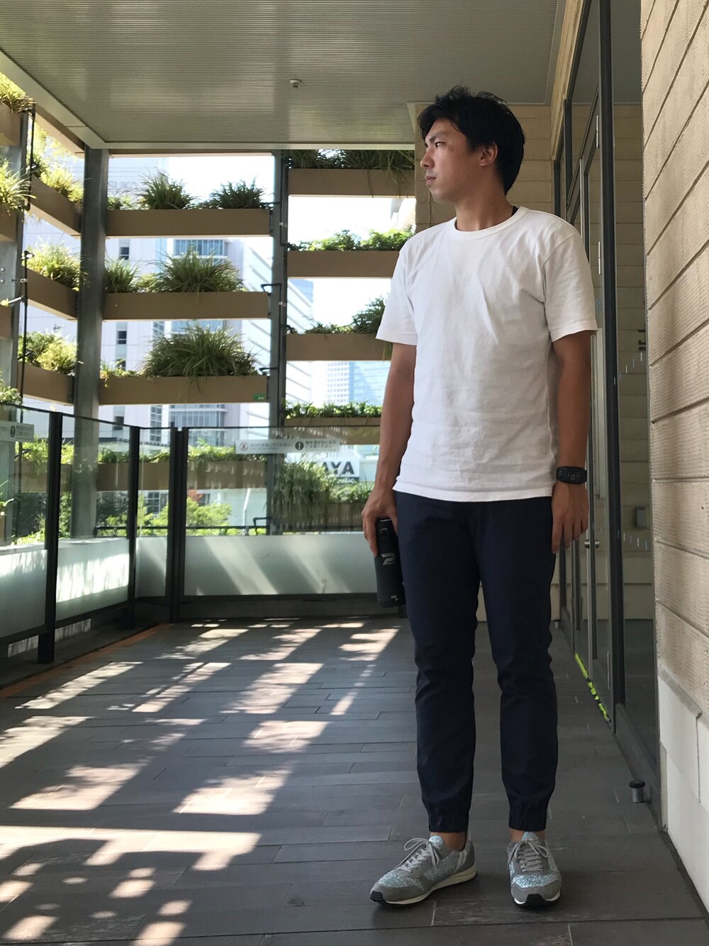 ホワイト系のTシャツ/カットソー、ブルー系のその他パンツ、グレー系のスニーカーを着用したメンズの夏コーディネートの1枚目の写真