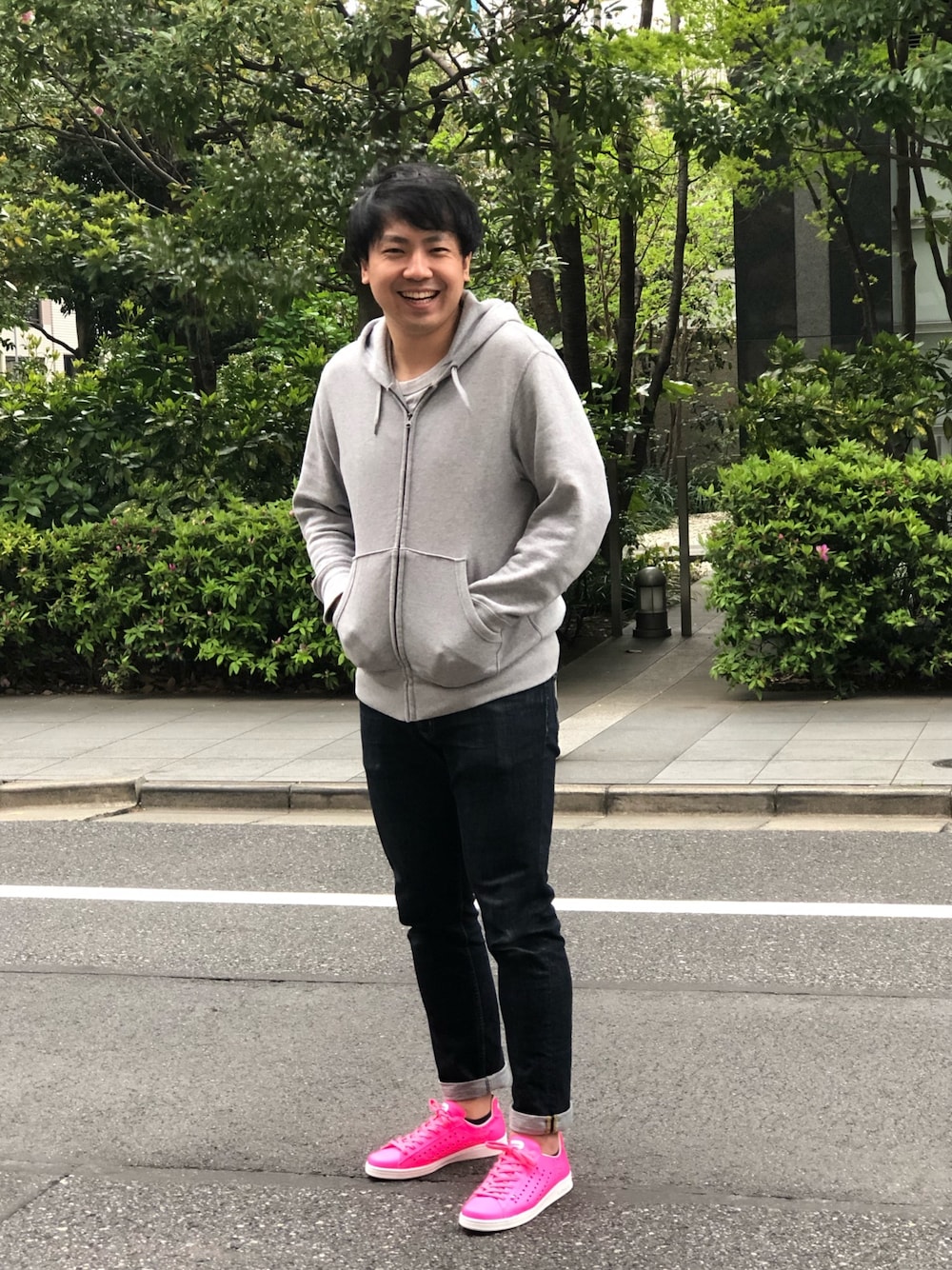 「Patrick、スニーカー、スニーカーコーデ、カジュアルコーデ、パーカー、デニム」｜「UNIQLOのアイテム（パーカー、グレー系）」を使った、LB_YAMAZAKIさん（メンズ・176cm）の春コーディネートの1枚目の写真