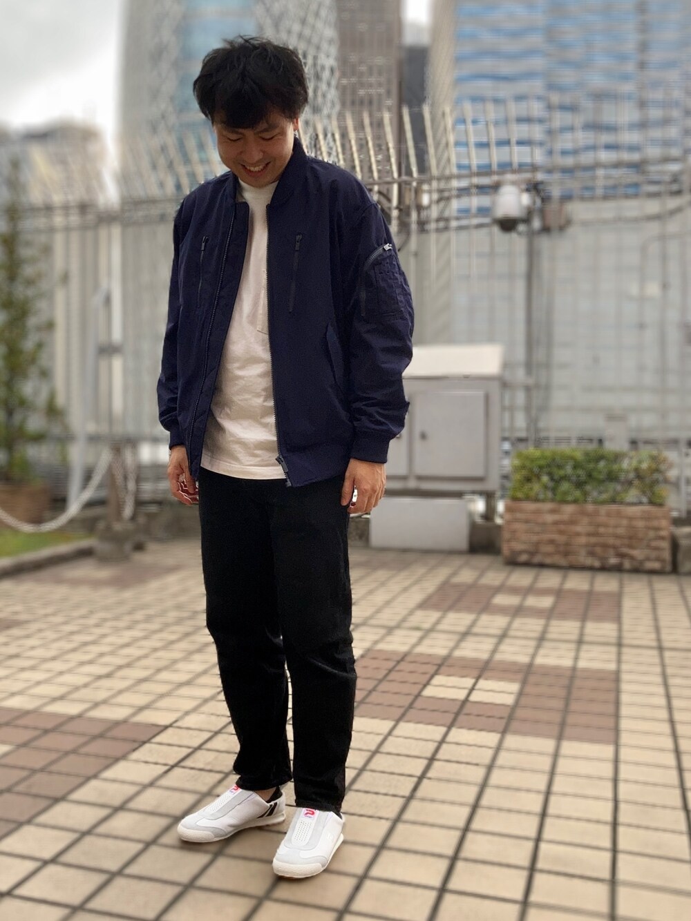 「Patrick、スニーカー、スニーカーコーデ、カジュアル、シンプル、ストリート、ミュール、シンプルコーデ」｜「UNIQLOのアイテム（MA-1、ブルー系）」を使った、LB_YAMAZAKIさん（メンズ・176cm）の春コーディネートの1枚目の写真