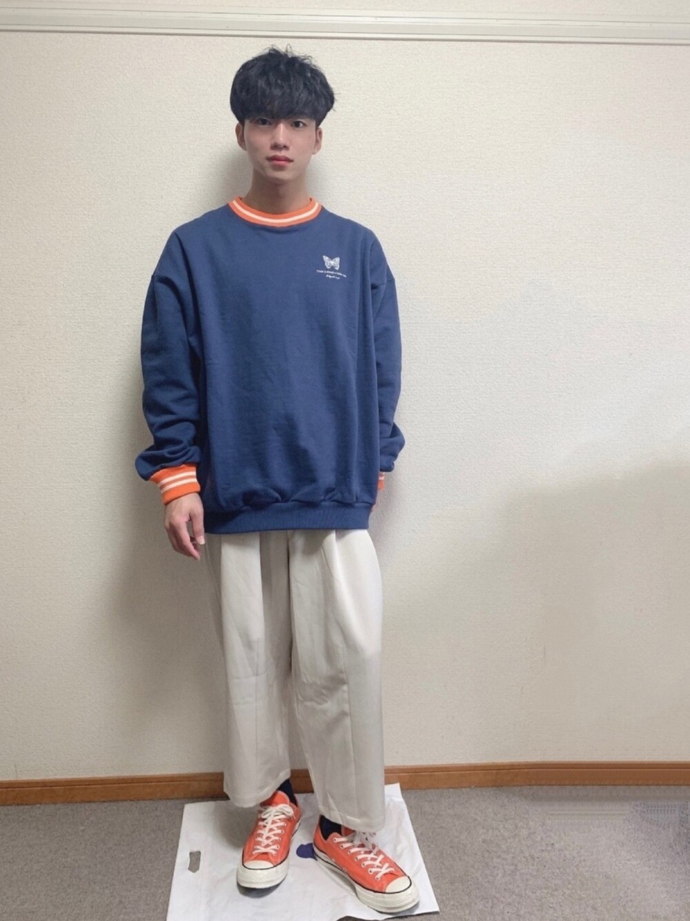 「シンプル、きれいめカジュアル、スウェット、ワイドパンツ、白パンツ、冬コーデ、秋冬コーデ、ゆるコーデ、いいね、save、フォローお願いします🤑、コンバース」｜「Perushuのバタフライカラーリブスウェット（スウェット、ブルー系）」を使った、ふみふみさん（メンズ・172cm）の冬コーディネートの1枚目の写真
