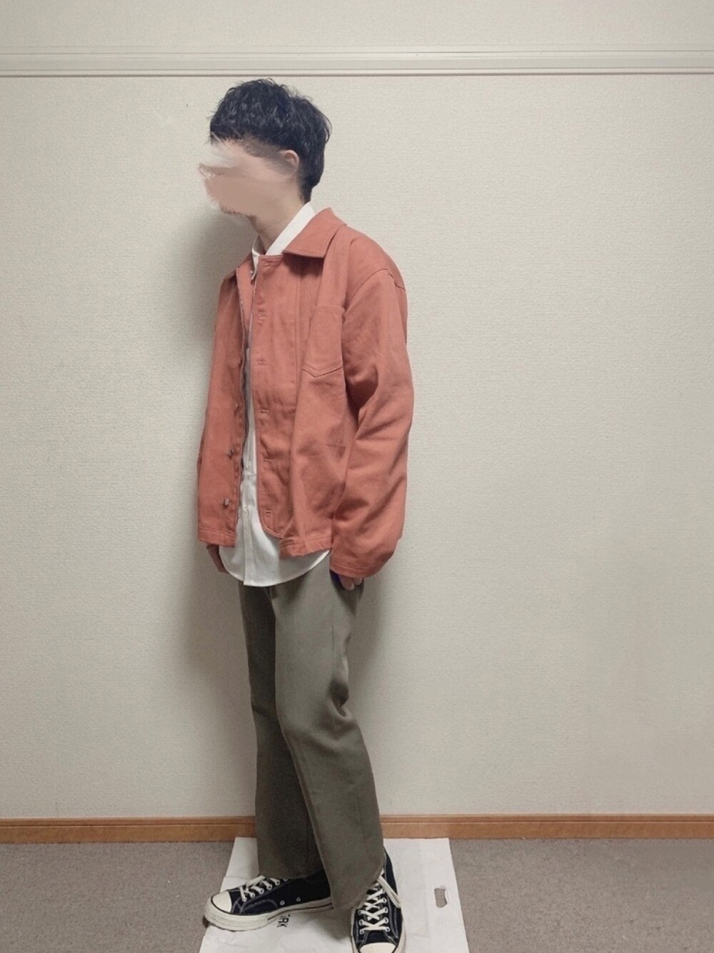 「春コーデ、カバーオール、プチプラコーデ、コンバース、フレアパンツ、お洒落さんとつながりたい、いいね、save、フォローお願いします🤑、きれいめカジュアル、春アウター」｜「Adoon plainの【Adoon plain】ビックフラップカバーオール（カバーオール、オレンジ系）」を使った、ふみふみさん（メンズ・172cm）の春コーディネートの1枚目の写真