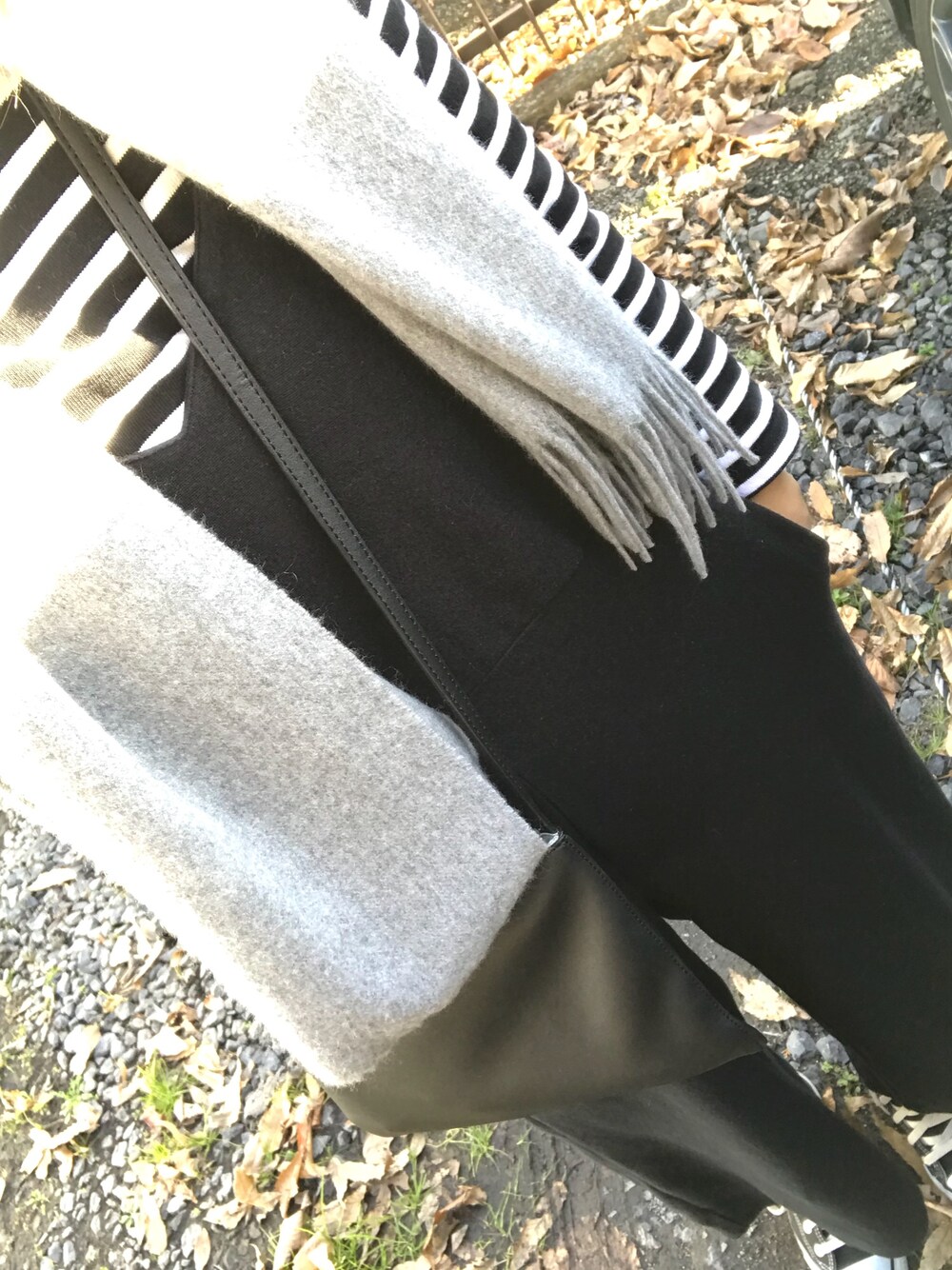「冬コーデ、大人コーデ、ootd、今日のコーデ、ラクチンコーデ、コンバース、ストール」｜「ORCIVALの【ORCIVAL(オーシバル)】コットンロード　フレンチバスクシャツ　BLK（Tシャツ/カットソー、ブラック系）」を使った、ⒶⓎⓊⓂ︎Ⓘさん（レディース・153cm）の秋コーディネートの1枚目の写真
