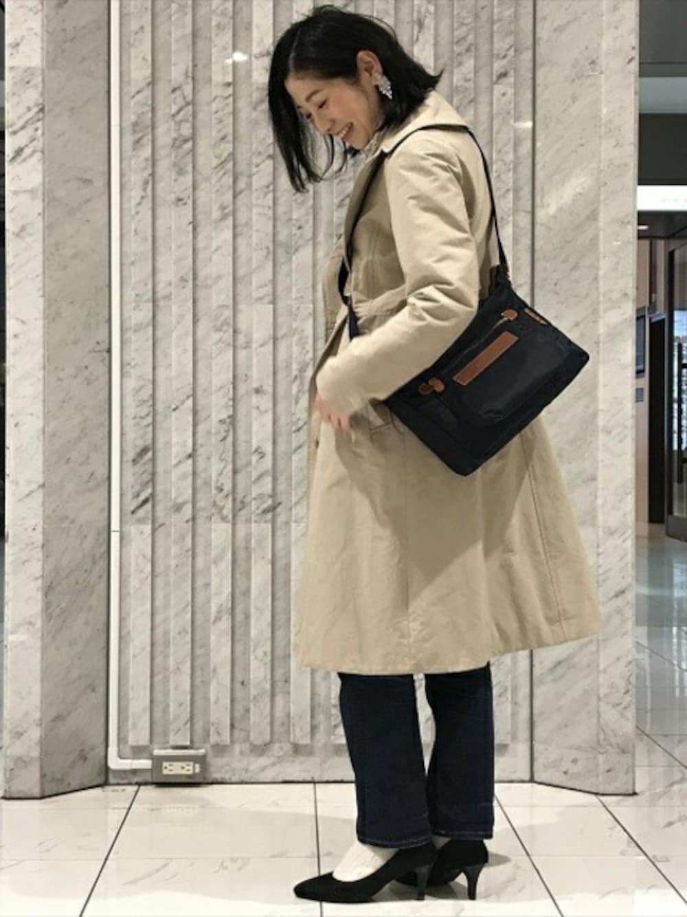 「デニム、カジュアル、トレンチコート、ショルダーバッグ、フェリージ、ヒール、お出かけコーデ、カジュアルコーデ、ビジネスカジュアル、フェリージ(Felisi)」｜「Felisiのショルダーバッグ 05/4/4/DS（ショルダーバッグ、ブルー系）」を使った、博多店スタッフさん（レディース・169cm）の冬コーディネートの1枚目の写真