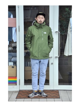 「オリーブ」｜「アイテム（マウンテンパーカー）」を使った、クボタ ユウイチさん（メンズ・174cm）の冬コーディネート