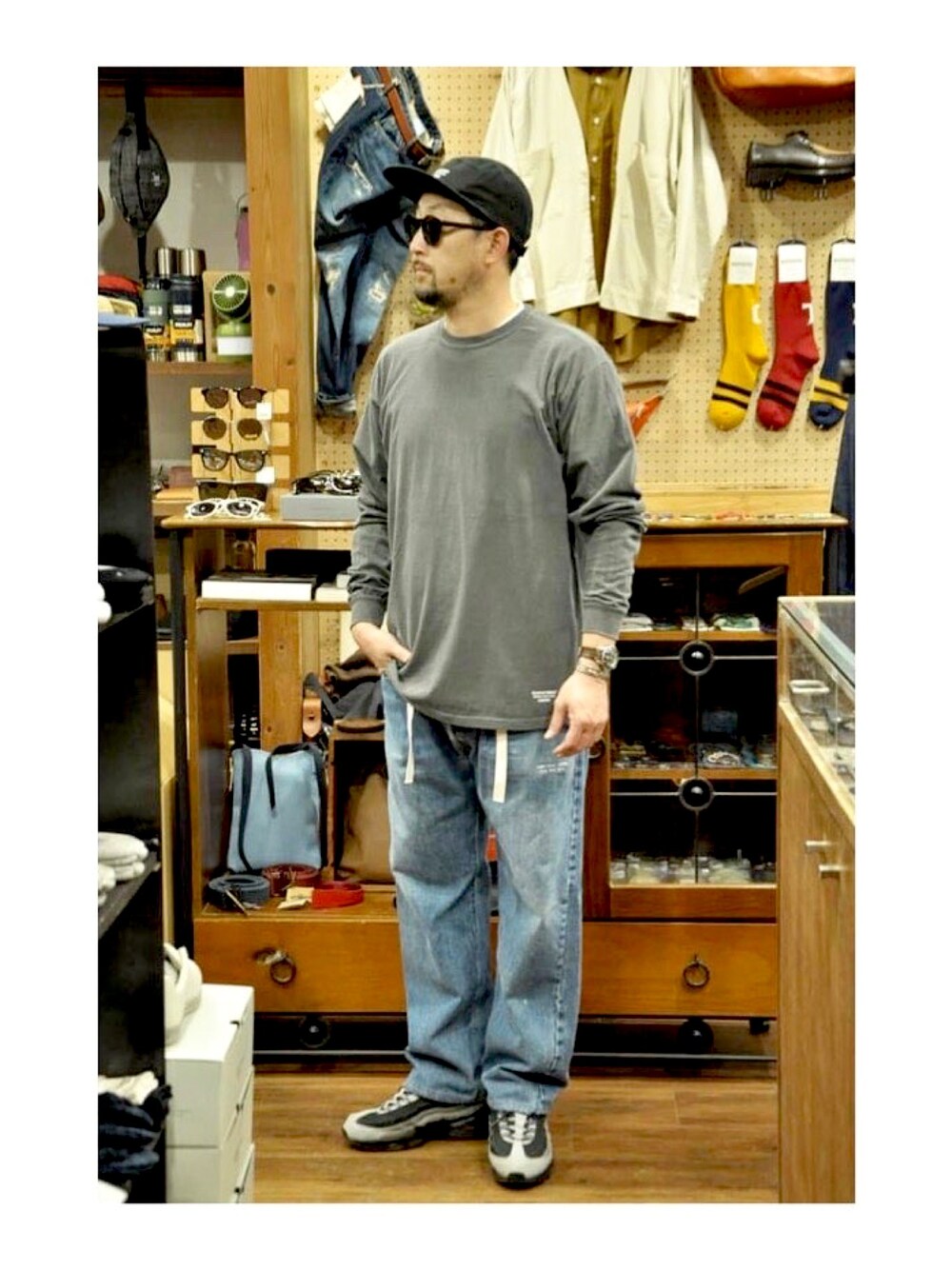 ブラック系のTシャツ/カットソーを着用したメンズの春コーディネートの1枚目の写真
