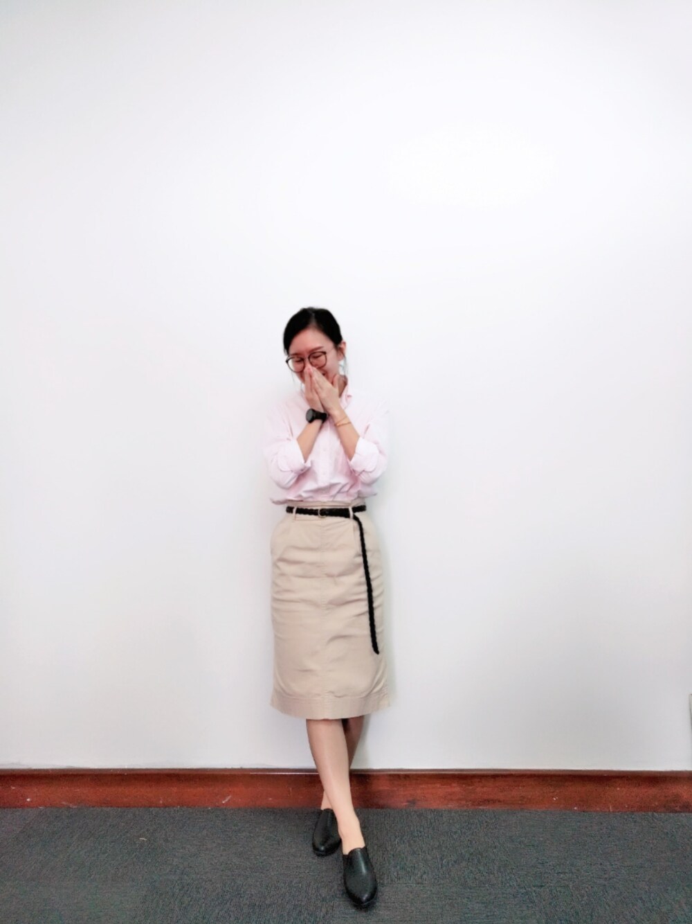 「office style」｜「BEAUTY&YOUTH UNITED ARROWSの＜SWATCH＞ BLACKEFFICIENCY（アナログ腕時計、ブラック系）」を使った、AleVivさん（レディース・163cm）の夏コーディネートの1枚目の写真