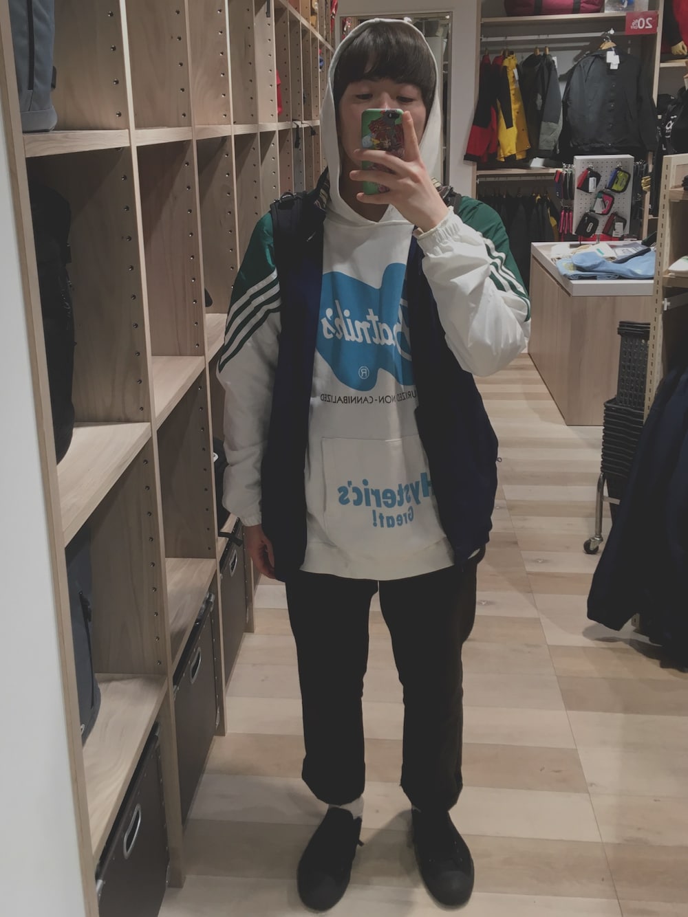 「adidas originals、フーディー、Dickies、ナイロンジャケット」｜「adidasのadidas / Lightweight Full Zip Track Top（ブルゾン、ブルー系）」を使った、사황さん（メンズ・165cm）の冬コーディネートの1枚目の写真