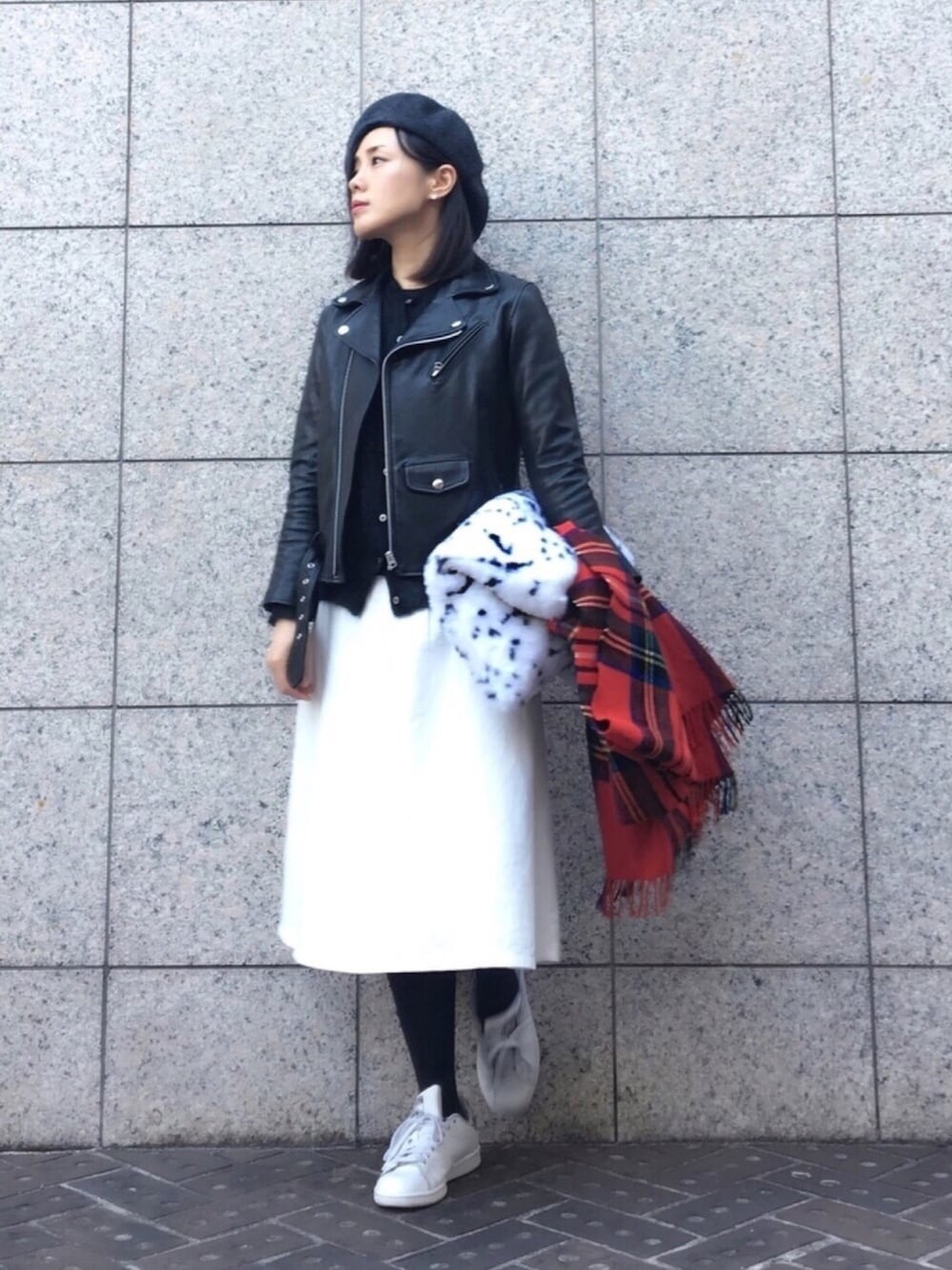 ホワイト系のスニーカー、ホワイト系のスカート、ホワイト系のトートバッグを着用したレディースの冬コーディネートの1枚目の写真