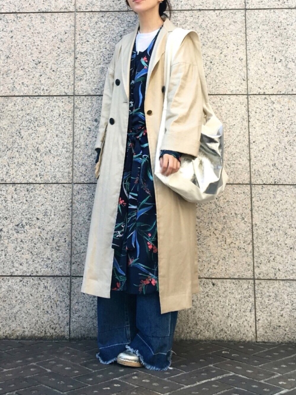 シルバー系のサンダル、ベージュ系のジャケット/アウター、シルバー系のメッセンジャーバッグを着用したレディースの春コーディネートの1枚目の写真