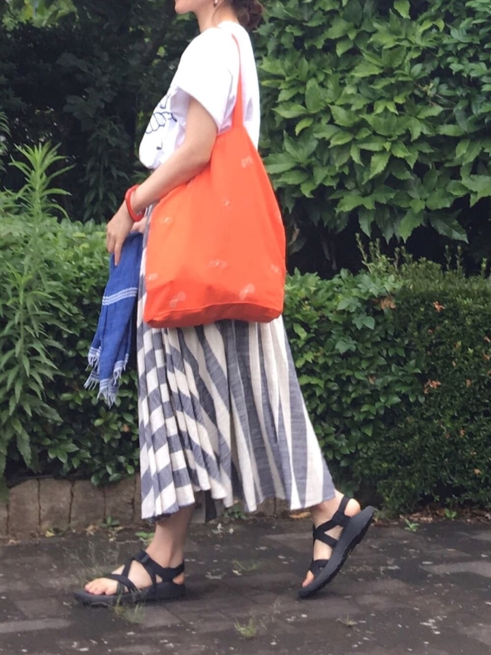 「teva、テバ、ロングスカート、フレアスカート、ラップスカート、ミナペルホネン、しましま、オレンジ」｜「SHIPS for womenのChaco: Z2 Yampa サンダル（サンダル、ブラック系）」を使った、quruminさん（レディース・162cm）の夏コーディネートの1枚目の写真