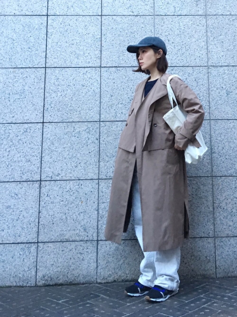 「reebok、白パンツ、白パンツコーデ、ジレ、ノーカラーコート、トレンチコート、キャップ、トートバッグ」｜「Reebokのフューリーライト [FURYLITE X MP]（スニーカー、ブラック系）」を使った、quruminさん（レディース・162cm）の春コーディネートの1枚目の写真