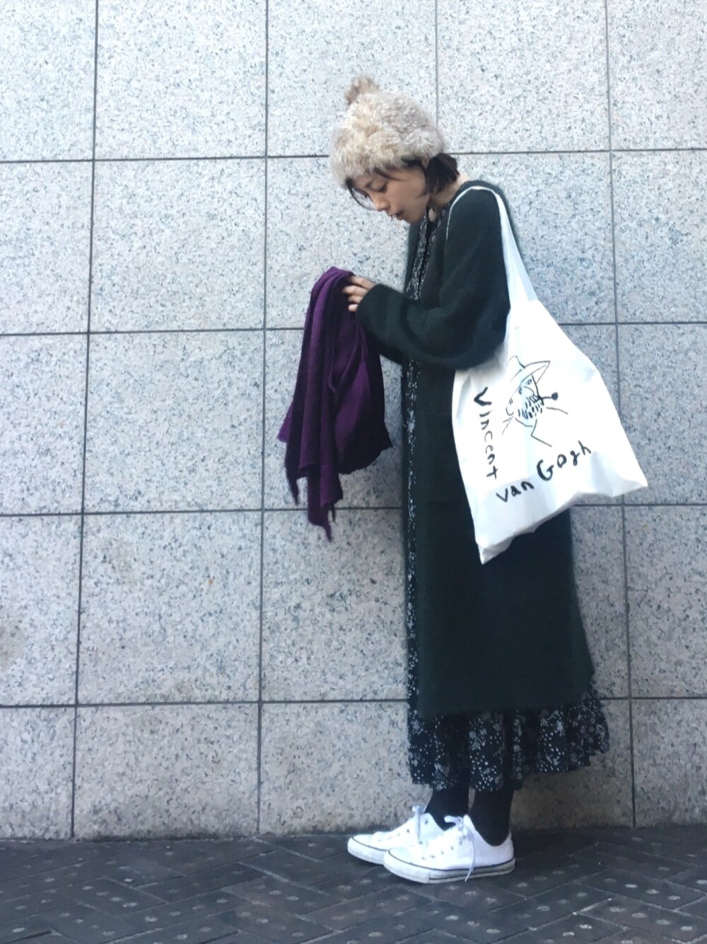 「コンバース、コンバース オールスター、花柄ワンピース、花柄、ロングニット、ファー小物、ファー帽子、トートバッグ」｜「CONVERSEのconverse(コンバース) NEXTAR110 OX(ネクスター110OX)（スニーカー、ホワイト系）」を使った、quruminさん（レディース・162cm）の冬コーディネートの1枚目の写真