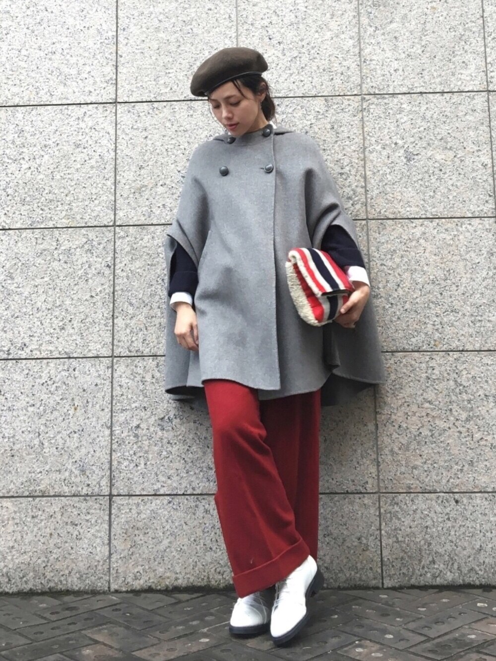 「マニッシュシューズ、白シューズ、ワイドパンツ、マント、ケープ、ケープコート、PAUL ＆ JOE、クラッチバッグ、クラッチ、ベレー帽」｜「The Old Curiosity Shopのアイテム（ドレスシューズ、ホワイト系）」を使った、quruminさん（レディース・162cm）の冬コーディネートの1枚目の写真