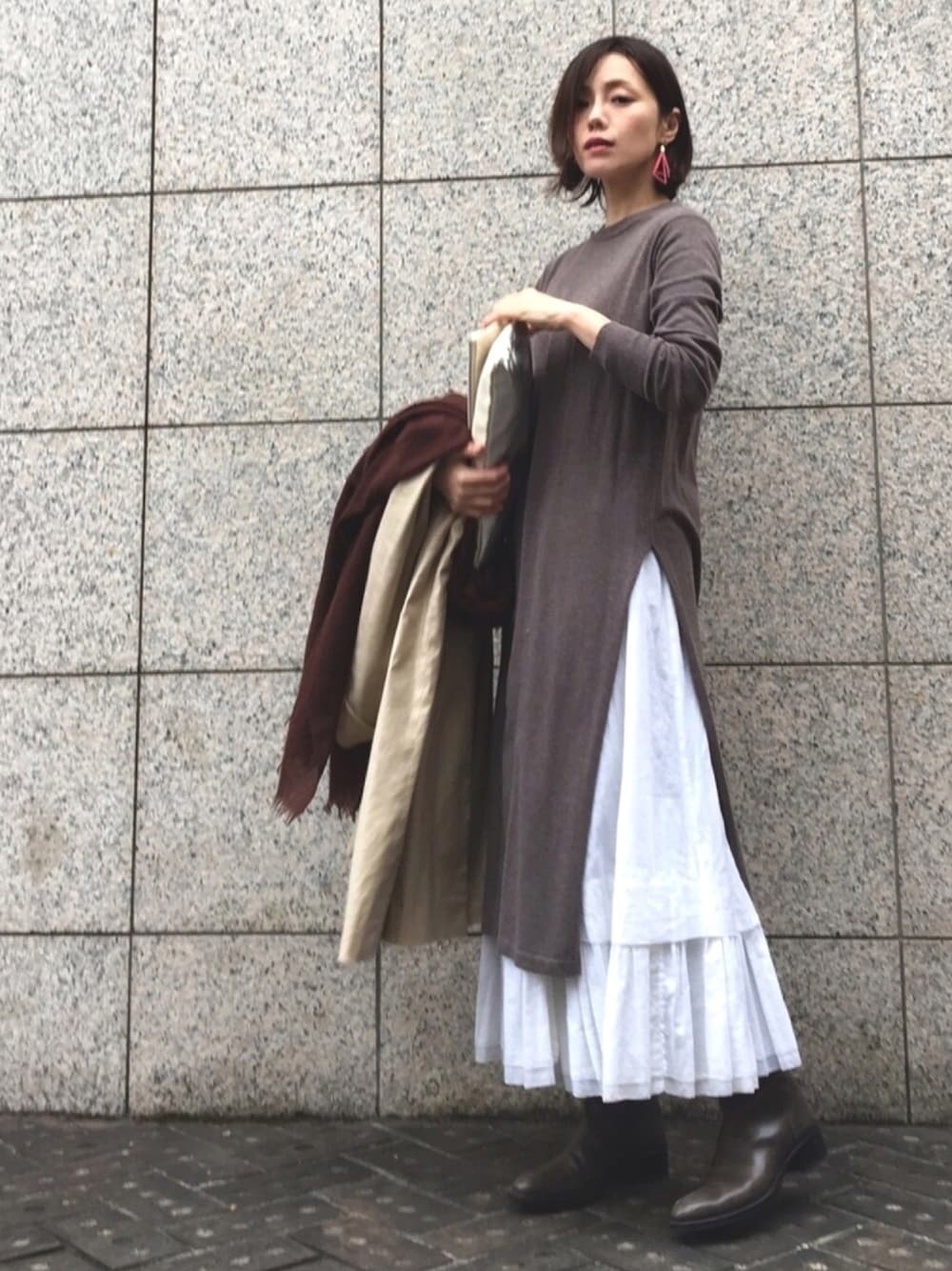 「サルトル、ブーツ、ロングスカート、ラップスカート、レイヤードスタイル、フリルスカート、スリット、スリットワンピース、テンベア、クラッチバッグ」｜「SARTOREのサルトル/SARTORE バッククロスロングブーツ2（ブーツ、グレー系）」を使った、quruminさん（レディース・162cm）の冬コーディネートの1枚目の写真