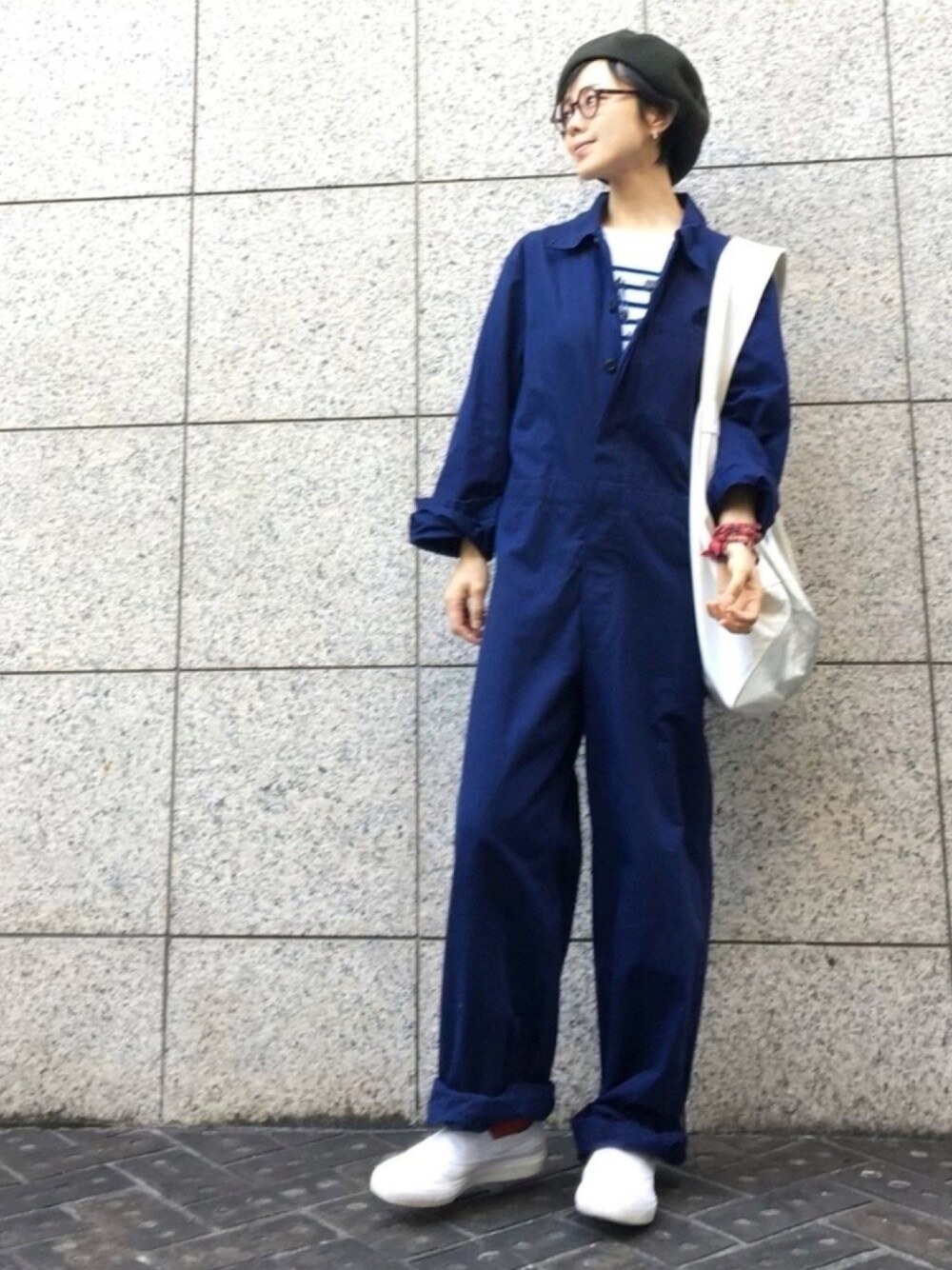 「スリッポン、アディダス、カバーオール、オールインワン、サロペット、ミリタリー、つなぎ、ベレー帽、ベレー帽×メガネ、ルミノア」｜「adidasのadidas アディダススケートボーディング MATCHCOURT SLIP マッチコート スリップ F37386 WTH/WTH/WTH（スリッポン、ホワイト系）」を使った、quruminさん（レディース・162cm）の秋コーディネートの1枚目の写真