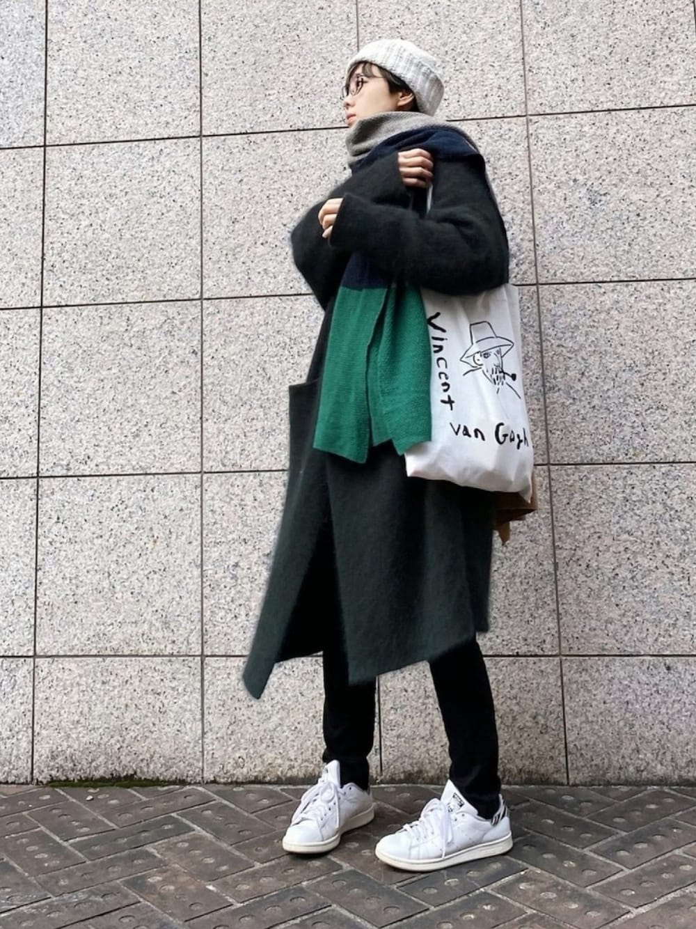 「アディダス、スタンスミス、スキニーパンツ、ロングニット、ロングカーディガン、ロングカーデ、モヘアニット、ストール、めがね、ニット帽」｜「adidasのアイテム（スニーカー、ホワイト系）」を使った、quruminさん（レディース・162cm）の冬コーディネートの1枚目の写真