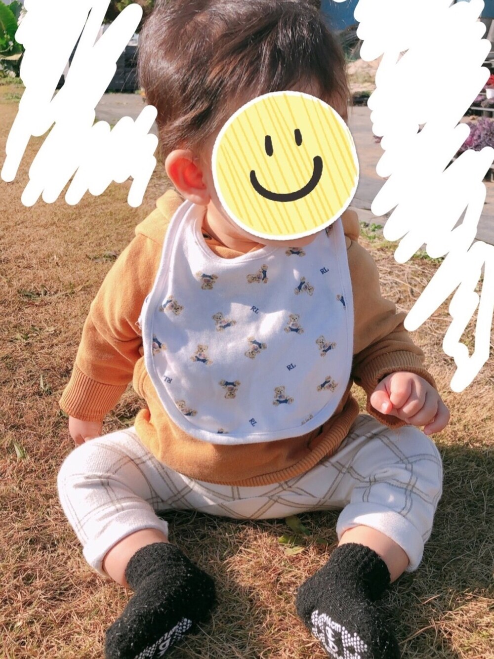 イエロー系のパーカー、ホワイト系のパンツ、ホワイト系のスタイ/よだれかけを着用したキッズの冬コーディネートの1枚目の写真