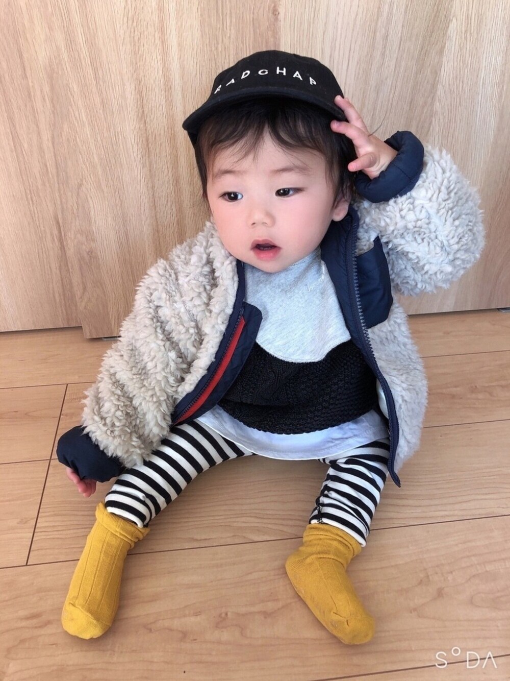 その他のその他アウター、ホワイト系のTシャツ/カットソー、ブラック系のニット/セーターを着用したキッズの冬コーディネートの1枚目の写真