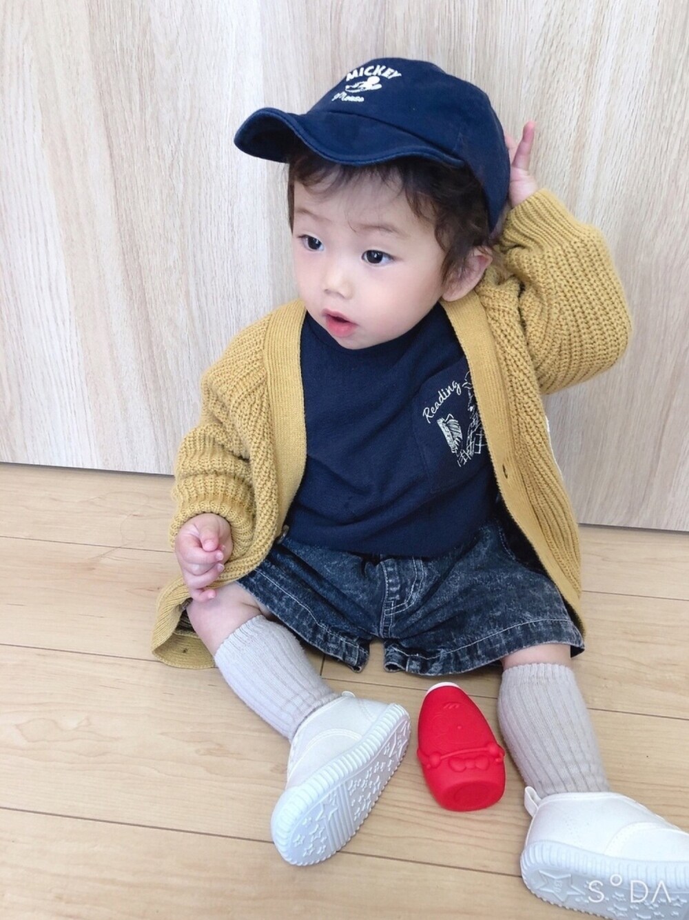 イエロー系のカーディガン/ボレロ、ブルー系のTシャツ/カットソー、ブラック系のデニムパンツを着用したキッズの春コーディネートの1枚目の写真