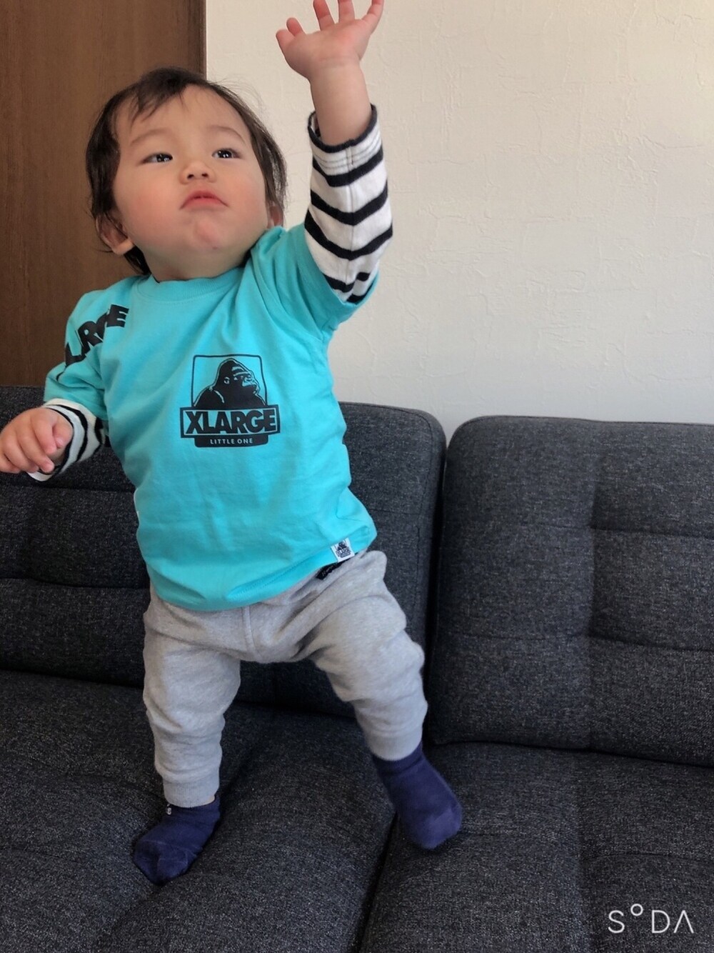 ホワイト系のTシャツ/カットソー、ブルー系のTシャツ/カットソー、グレー系のその他パンツを着用したキッズの春コーディネートの1枚目の写真