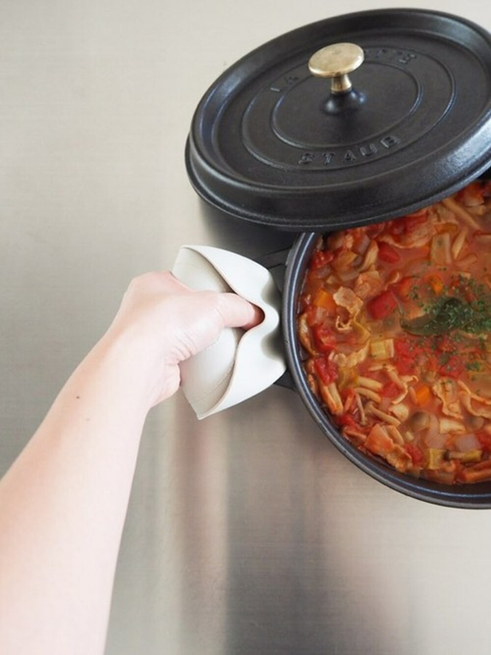 「シンプル、モノトーン、ミトン、料理、インテリア、キッチン、料理男子」｜「sarasa designのセット販売●b2c シリコン ミトン/鍋つかみ 2個入り（キッチンツール、ホワイト系）」を使った、sarasadesign_staffさん（レディース・160cm）の夏コーディネートの1枚目の写真