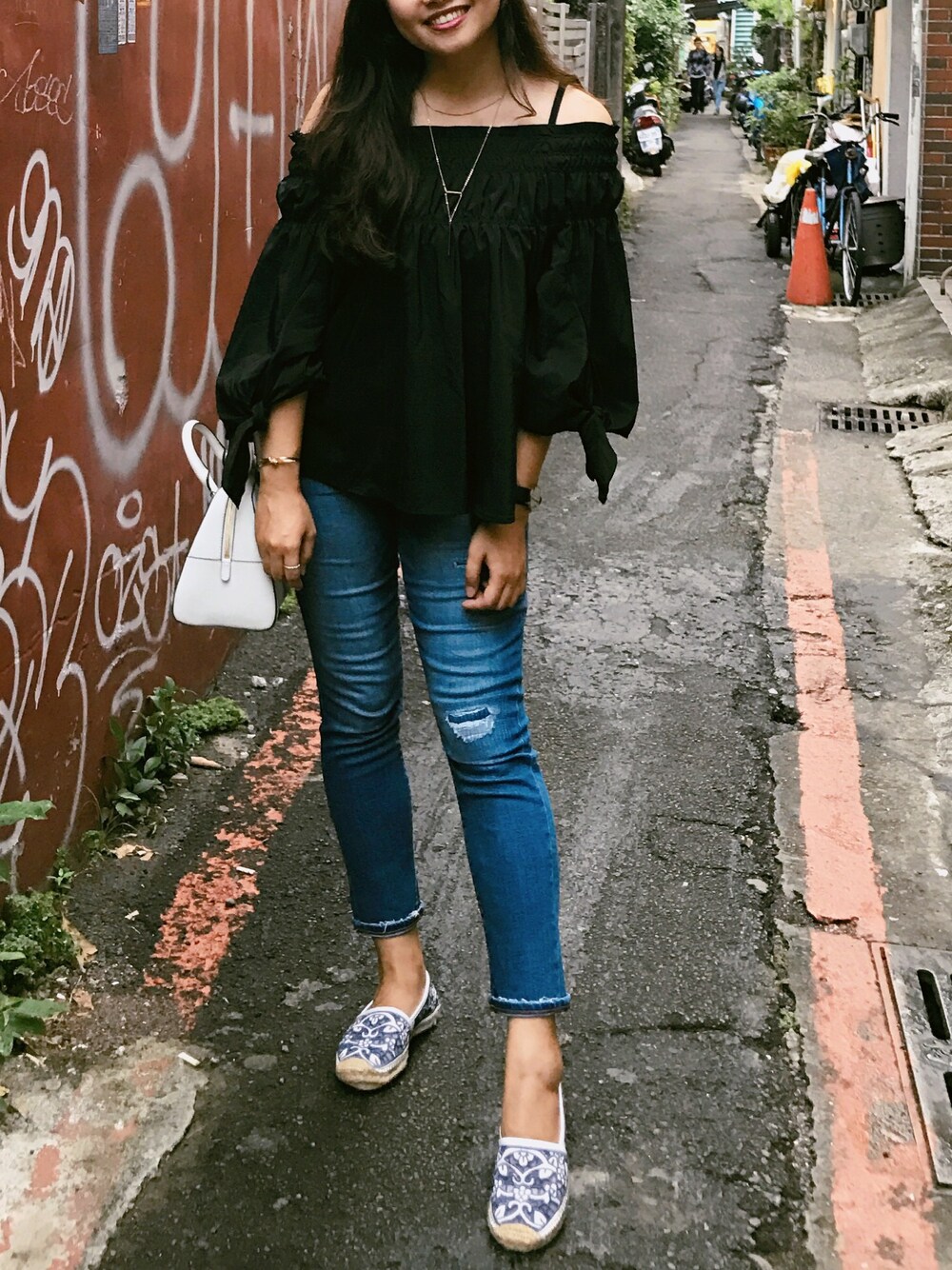 「summer、girl、jeans、black、blue、LOVE、Dayoff」｜「GAPのGap ダメージ ベストガールフレンド ジーンズ（デニムパンツ、ブルー系）」を使った、Chingさん（レディース・168cm）の夏コーディネートの1枚目の写真